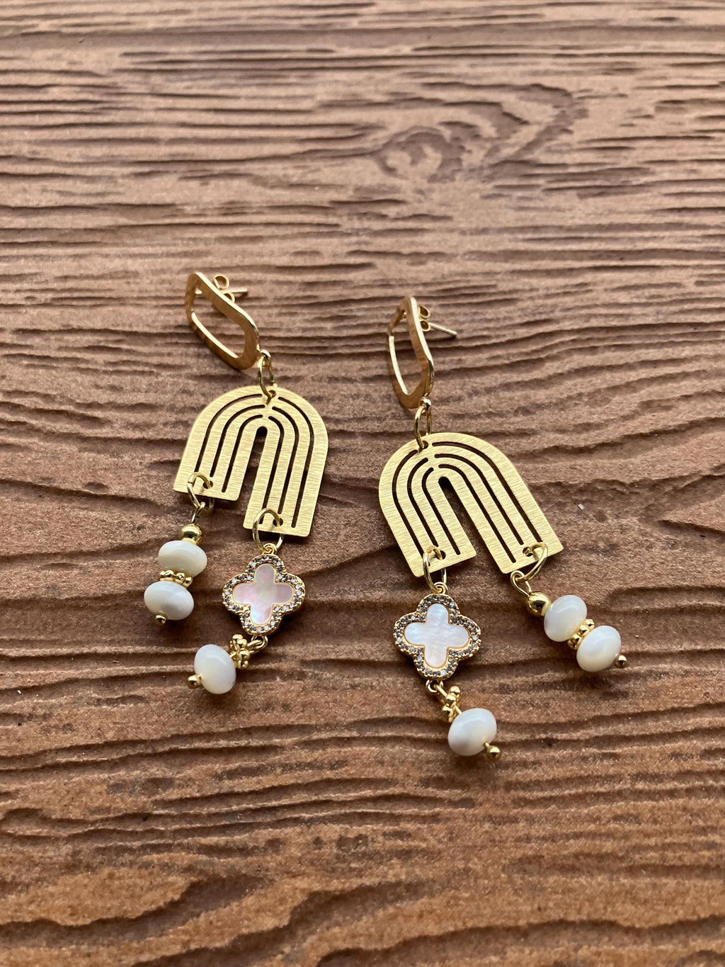 Collection fêtes - Boucles modernes chic en plaqué or, nacre et coquillage naturel