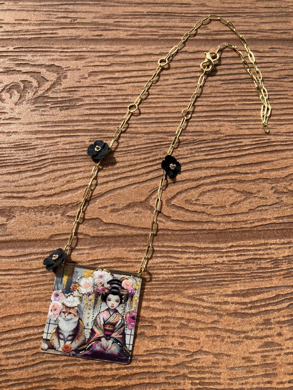 sautoir en plaqué or et pendentif japonisant artistique geisha peinte avec son chat