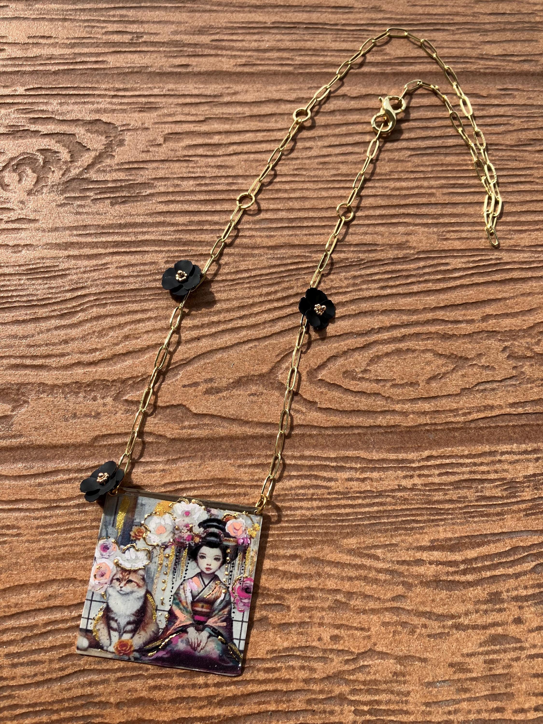 sautoir en plaqué or et pendentif japonisant artistique geisha peinte avec son chat