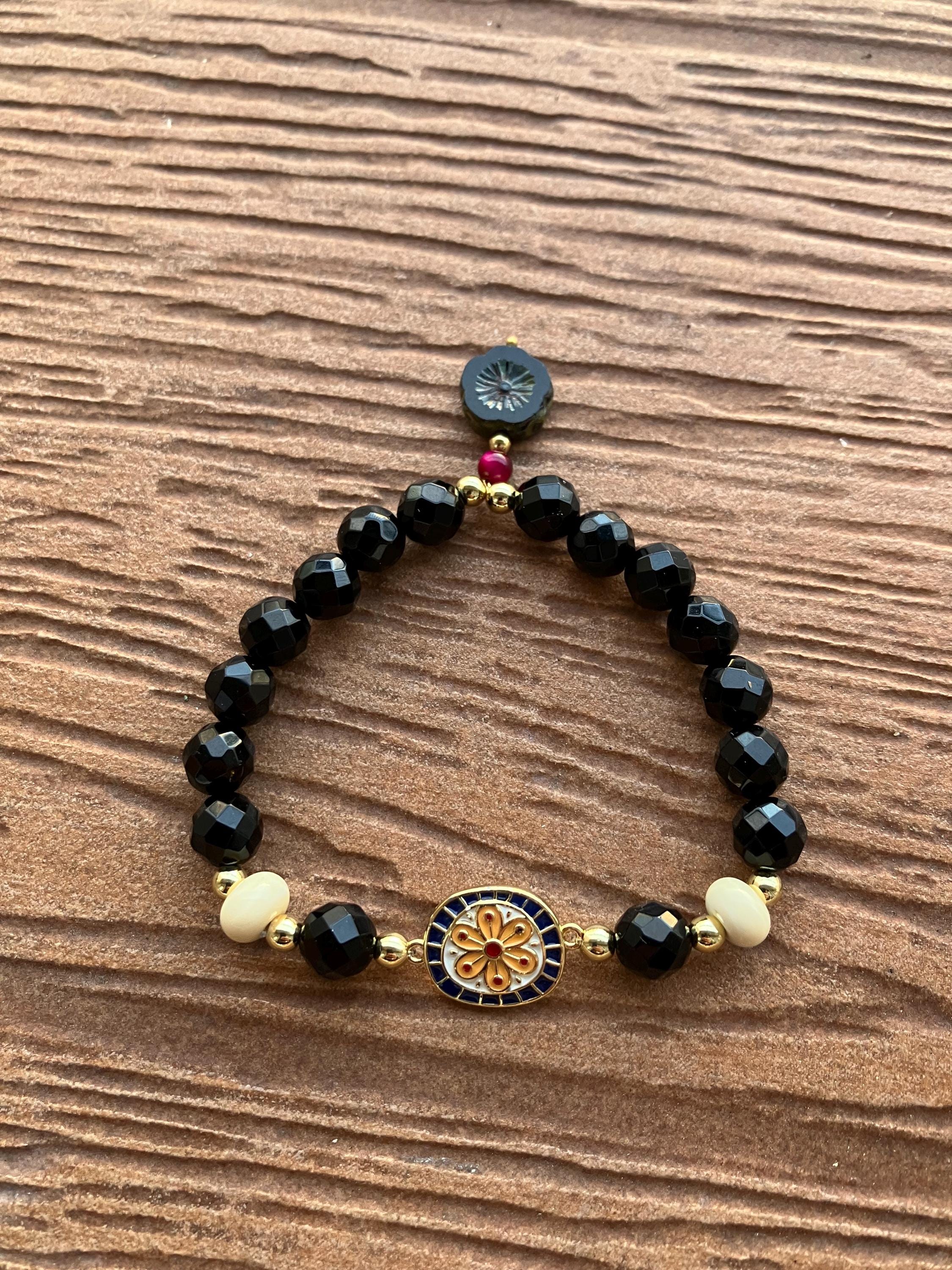 Bracelet bohème chic en plaqué or, semi précieuse onyx noir facette, verre filé d art et émail