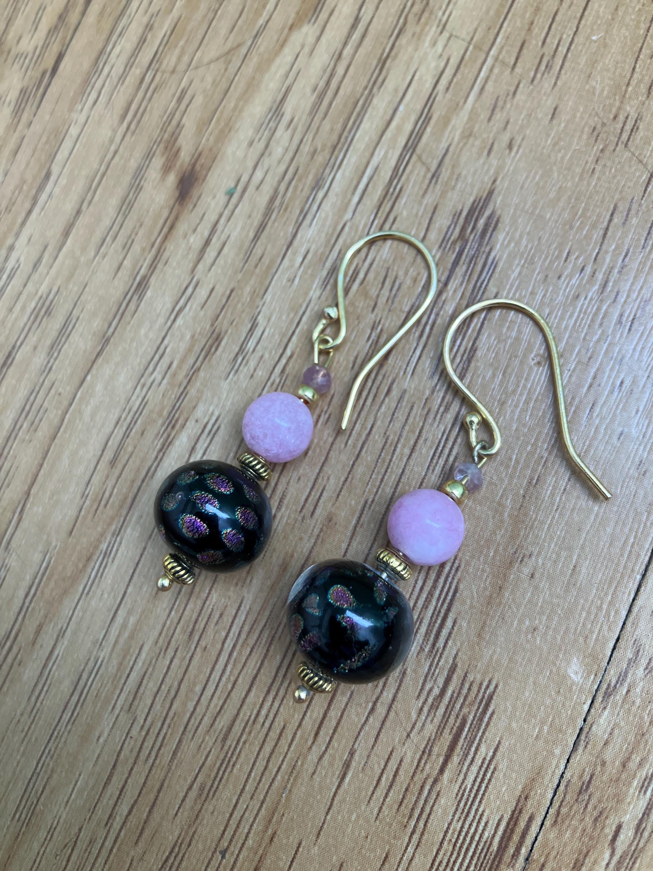 Boucles, Boucles noires, boucles roses,  semi précieuse, quartz rose de Madagascar, verre filé d art au chalumeau, laiton doré à l or fin