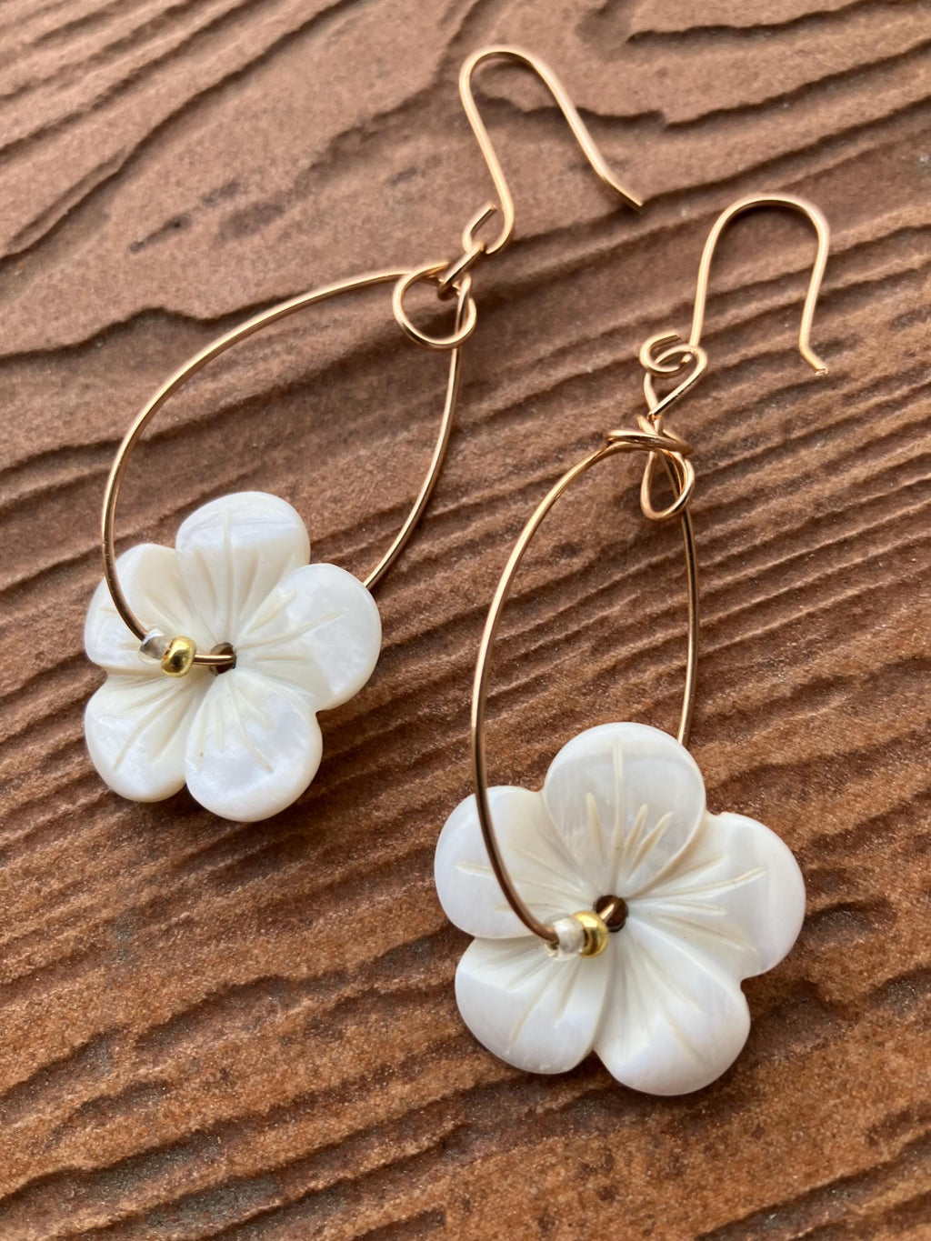 Boucles; Boucles artistiques, nacre naturelle sculptée, bronze véritable