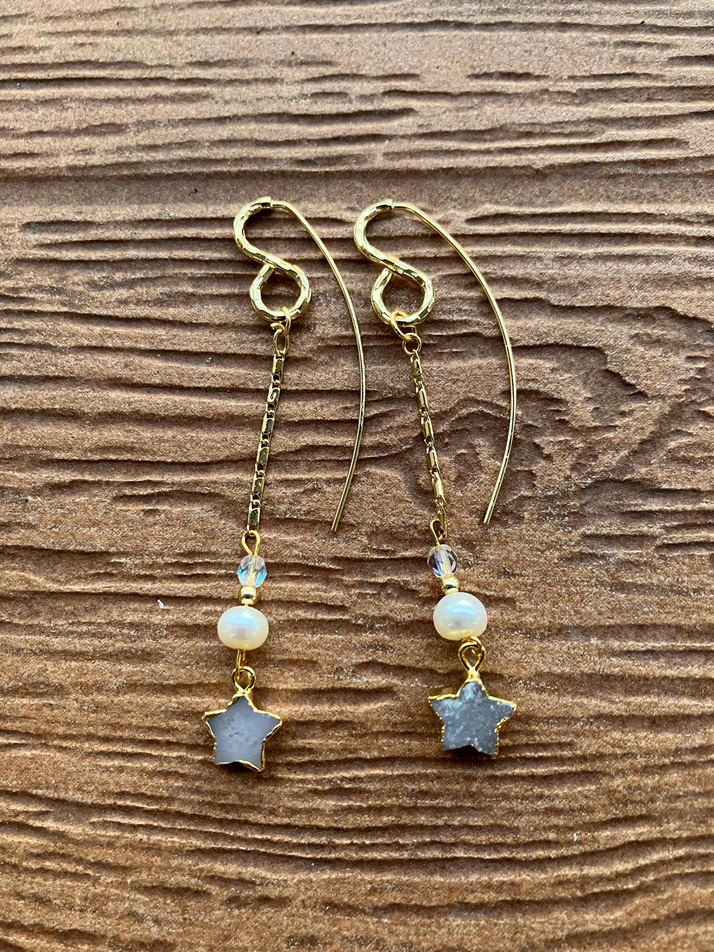 Longues boucles modernes plaqué or, perles de culture et semi précieuse agate Druzy