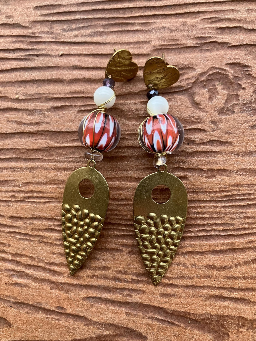 boucles ethniques chic en verre de murano, nacre naturelle,cristal de verre et laiton martelé artisan