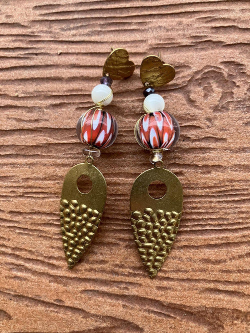 boucles ethniques chic en verre de murano, nacre naturelle,cristal de verre et laiton martelé artisan