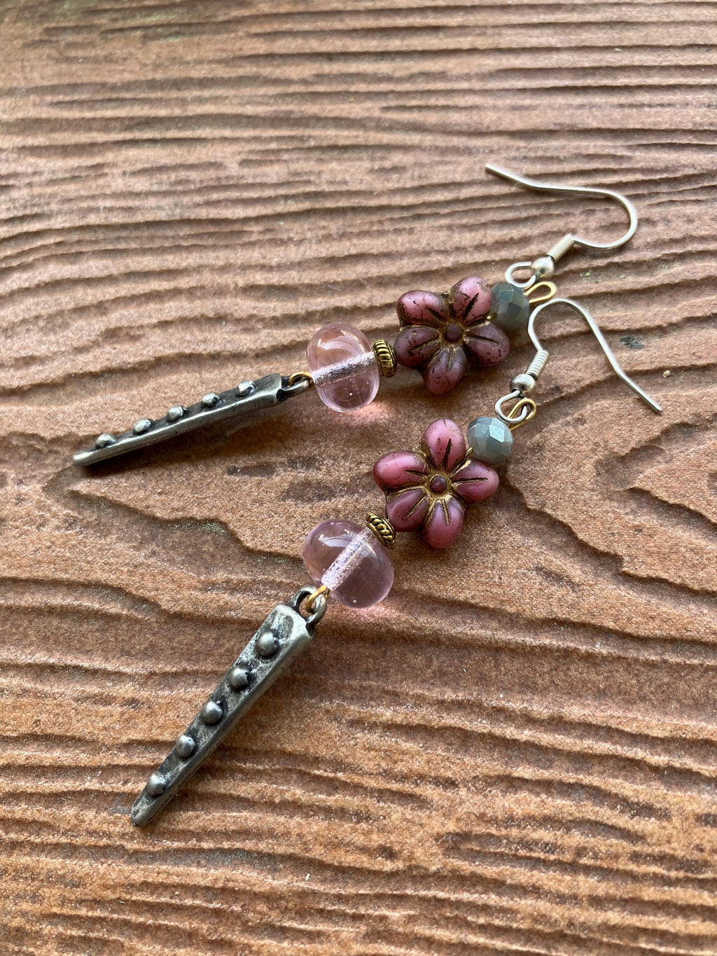 Boucles, boucles fleurs, boucles originales, etain, verre filé, boucles roses, boucles grises