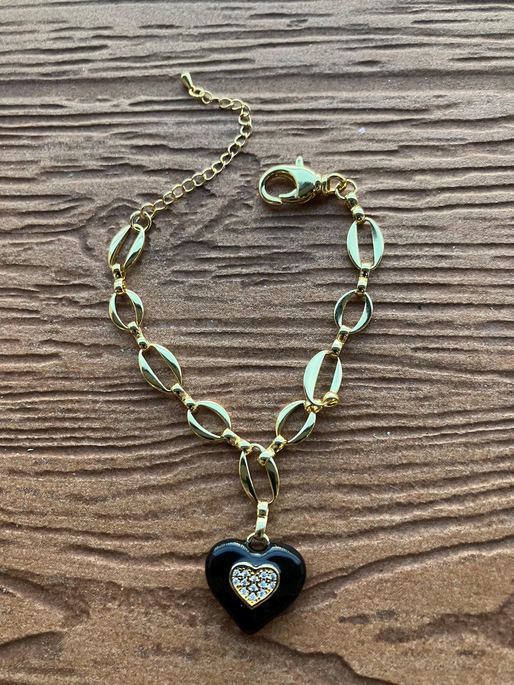 bracelet élégant en laiton 18 carats avec double maillons ovales et son pendentif cœur doré scintillant incrusté sur céramique émaillée