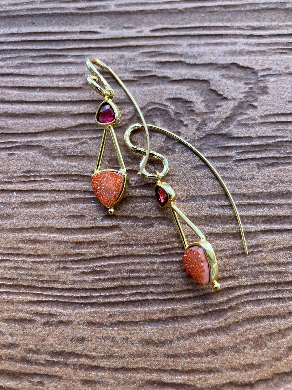 boucles modernes longs crochets martelés en plaqué or 18 carats et pendentif géométrique en agate druzy et Cristal fushia lunette plaqué or