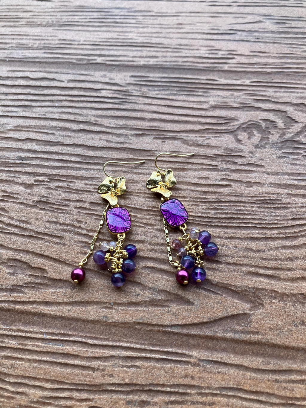 boucles bohème chic romantiques prune violet en laiton doré à l or fin 24k, semi précieuse améthyste et quartz fraise, nacre Swarovski