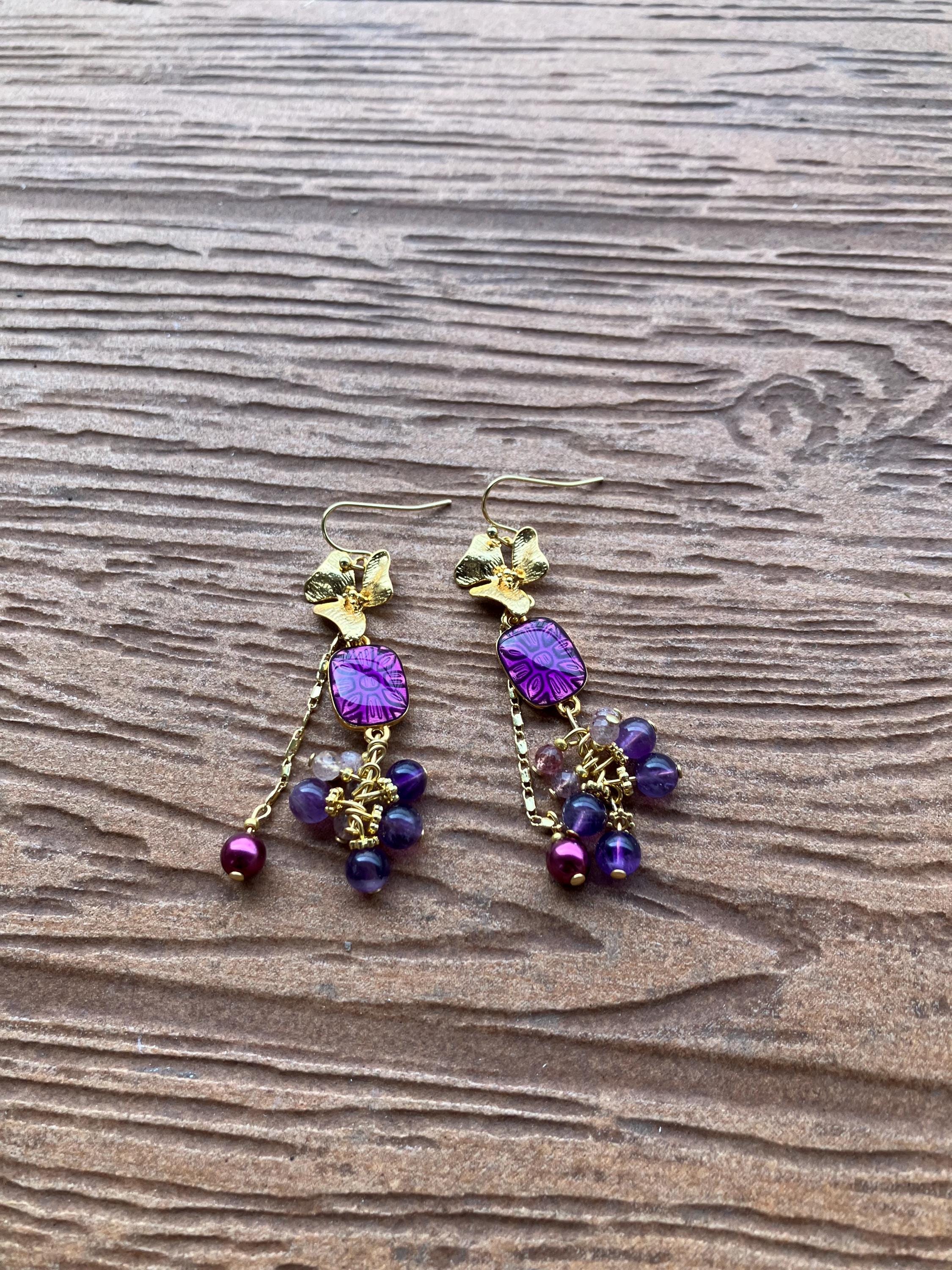 boucles bohème chic romantiques prune violet en laiton doré à l or fin 24k, semi précieuse améthyste et quartz fraise, nacre Swarovski