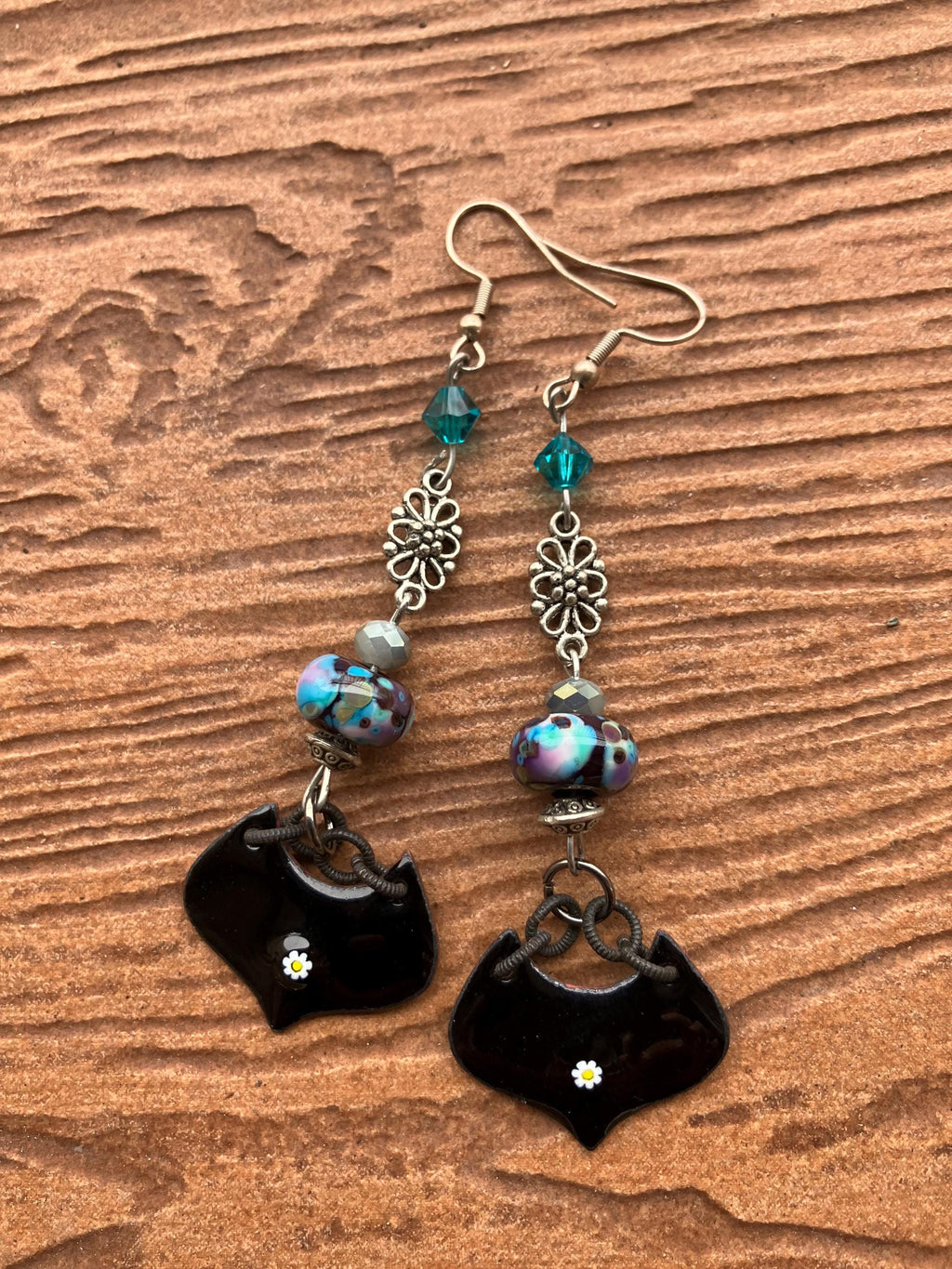 boucles pendantes noire et bleue en cuivre émaillé d art, verre filé au chalumeau, cristal Swarovski et laiton argent antique