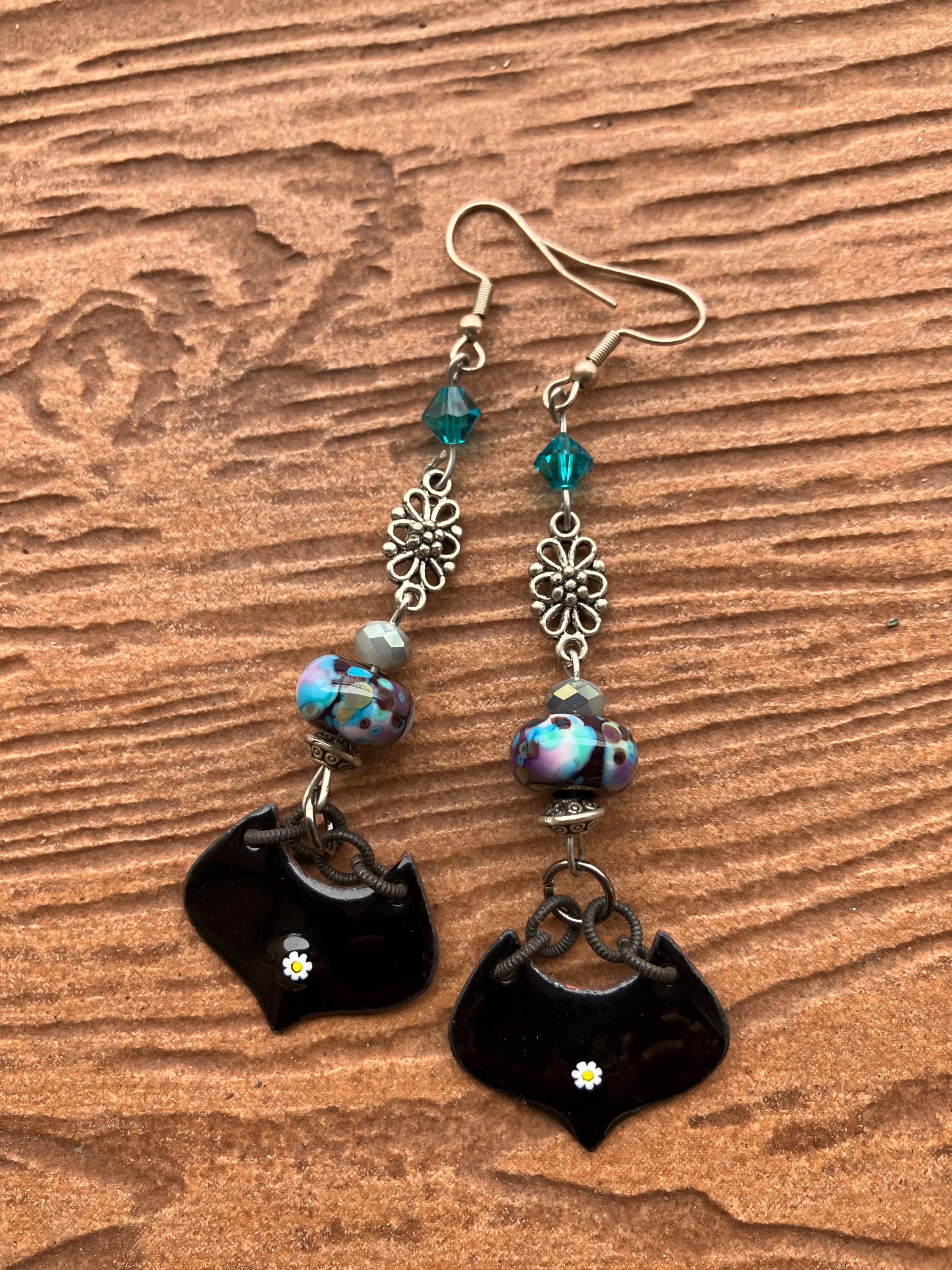 boucles pendantes noire et bleue en cuivre émaillé d art, verre filé au chalumeau, cristal Swarovski et laiton argent antique