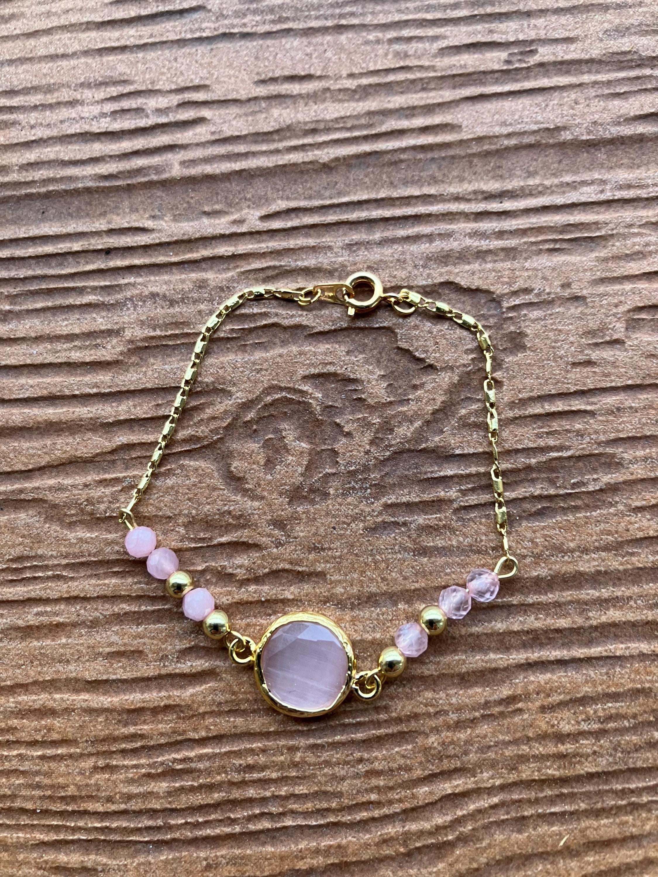 bracelet chic minimaliste en cristal rose pale, semi précieuse quartz rose facette et sa chaîne fine en plaqué or 18 carats