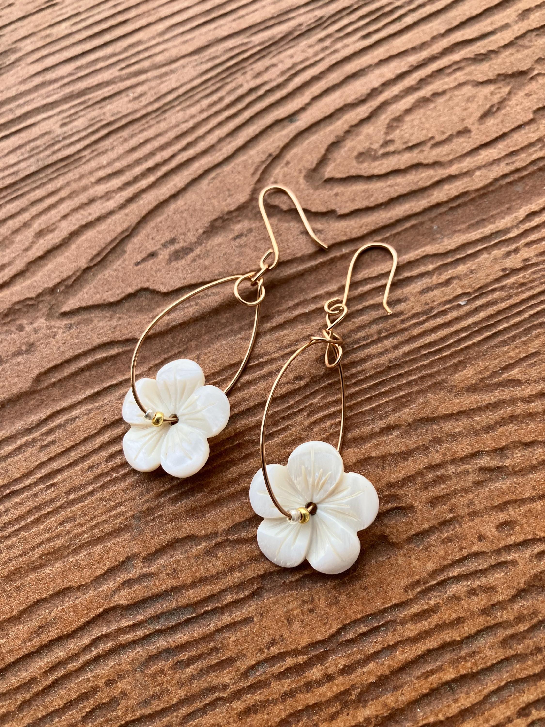 Boucles; Boucles artistiques, nacre naturelle sculptée, bronze véritable