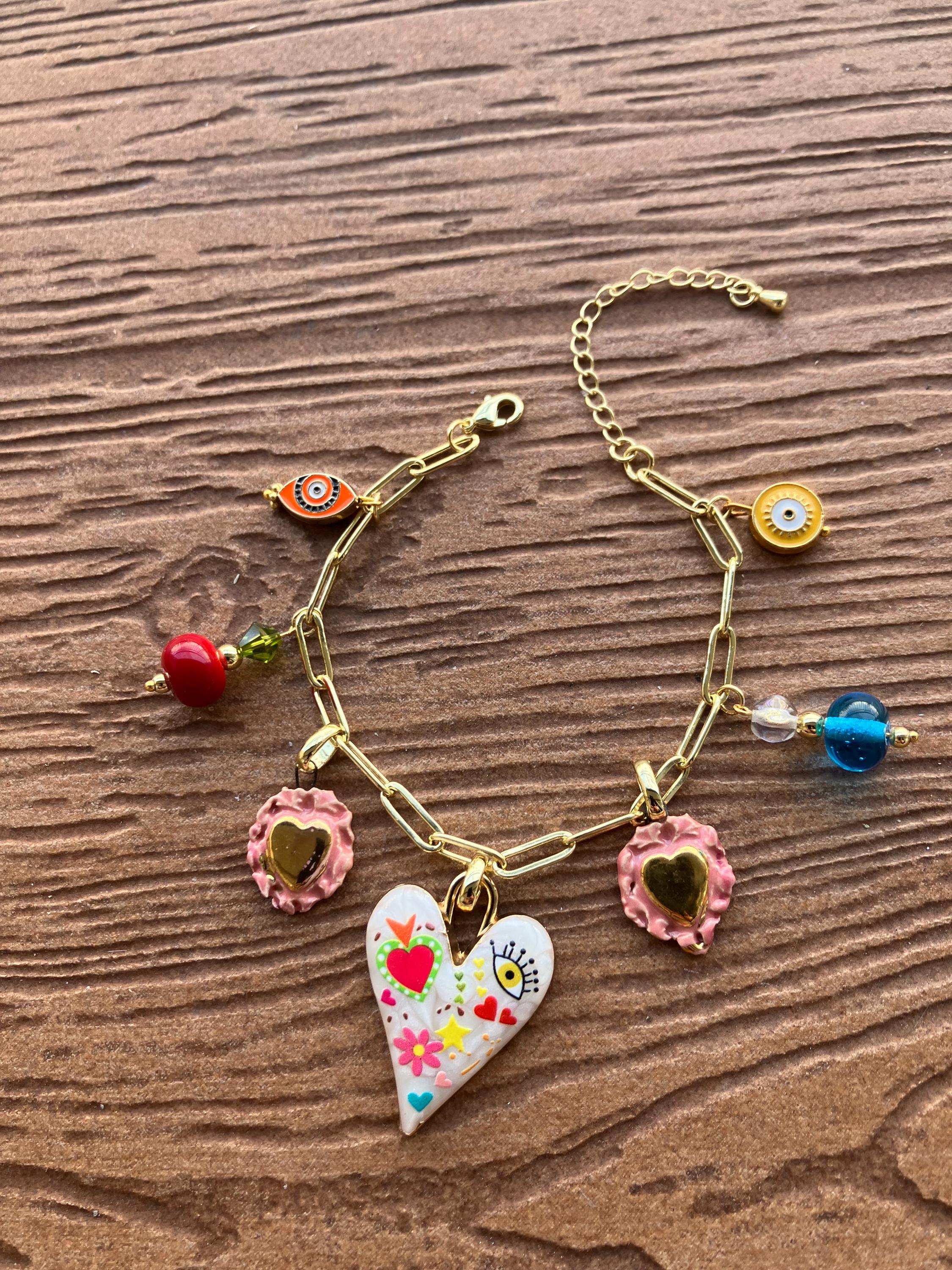 bracelet pampilles cœur porte bonheur en plaqué or, verre filé d art, émail, cristal Swarovski, céramique et porcelaine émaillée d art