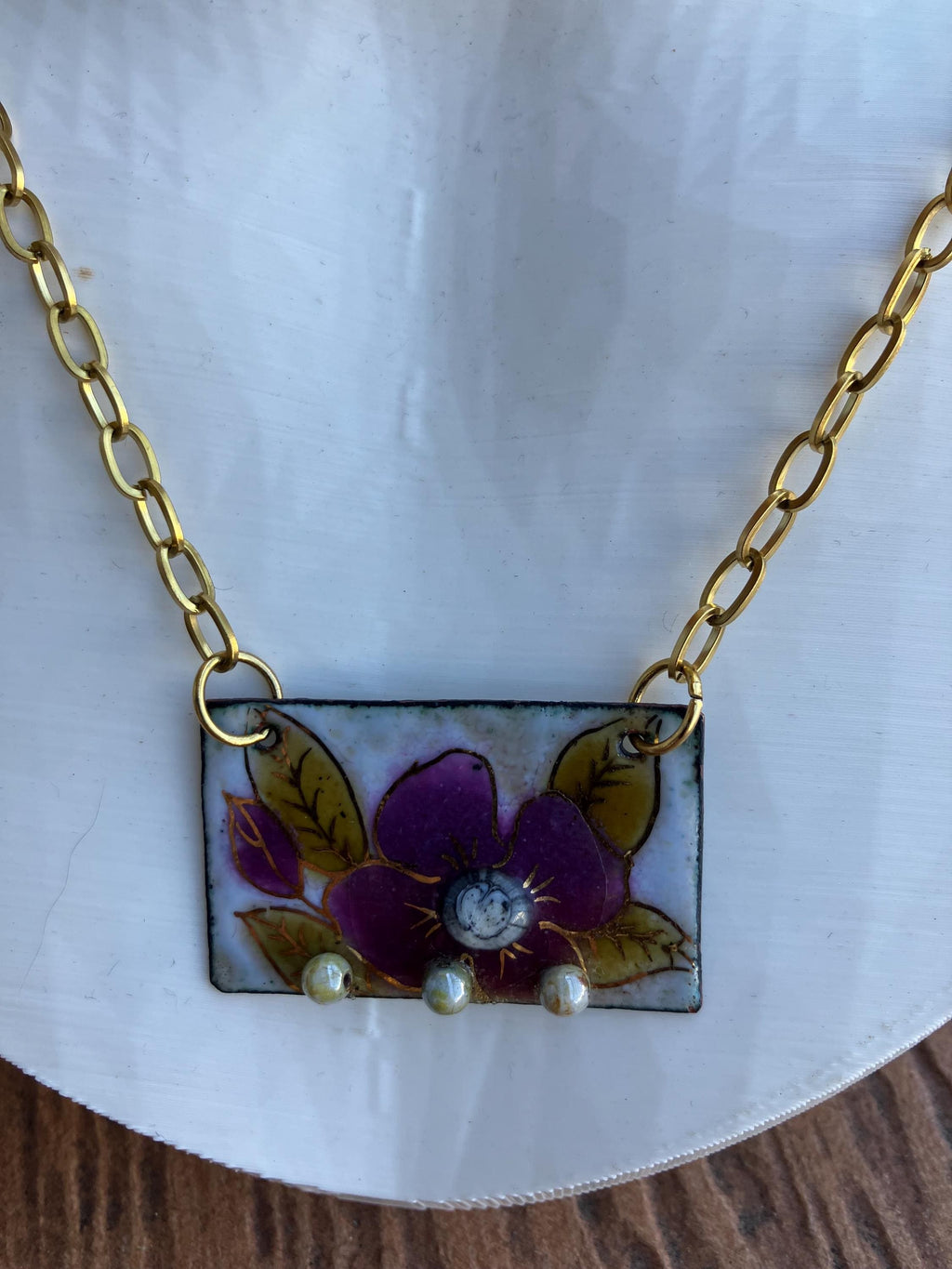 collier chaîne maille avec pendentif fleur en cuivre émaillé d art