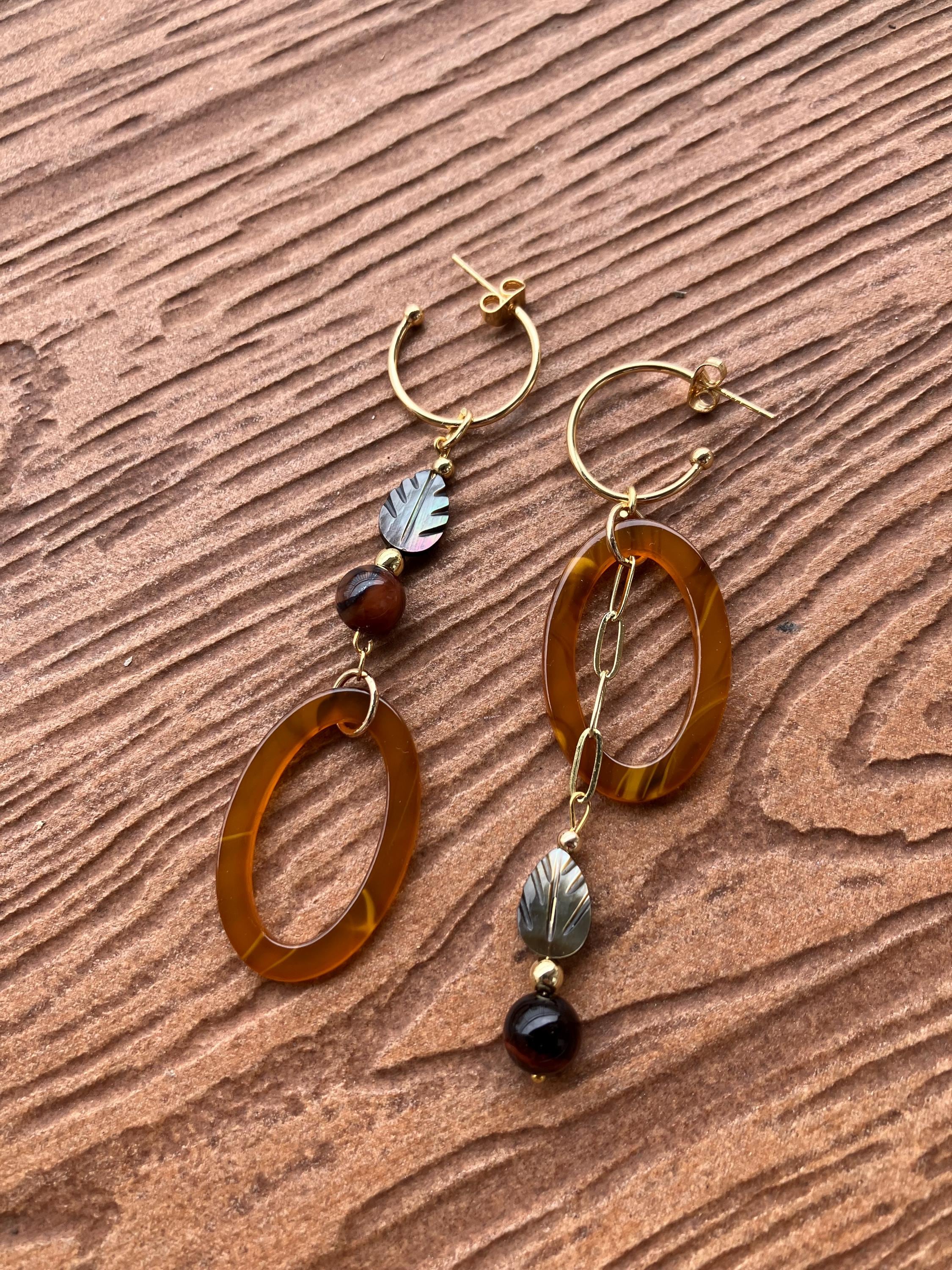 longues boucles dépareillées ethniques chic en œil de tigre, nacre naturelle, plaqué or et acétate