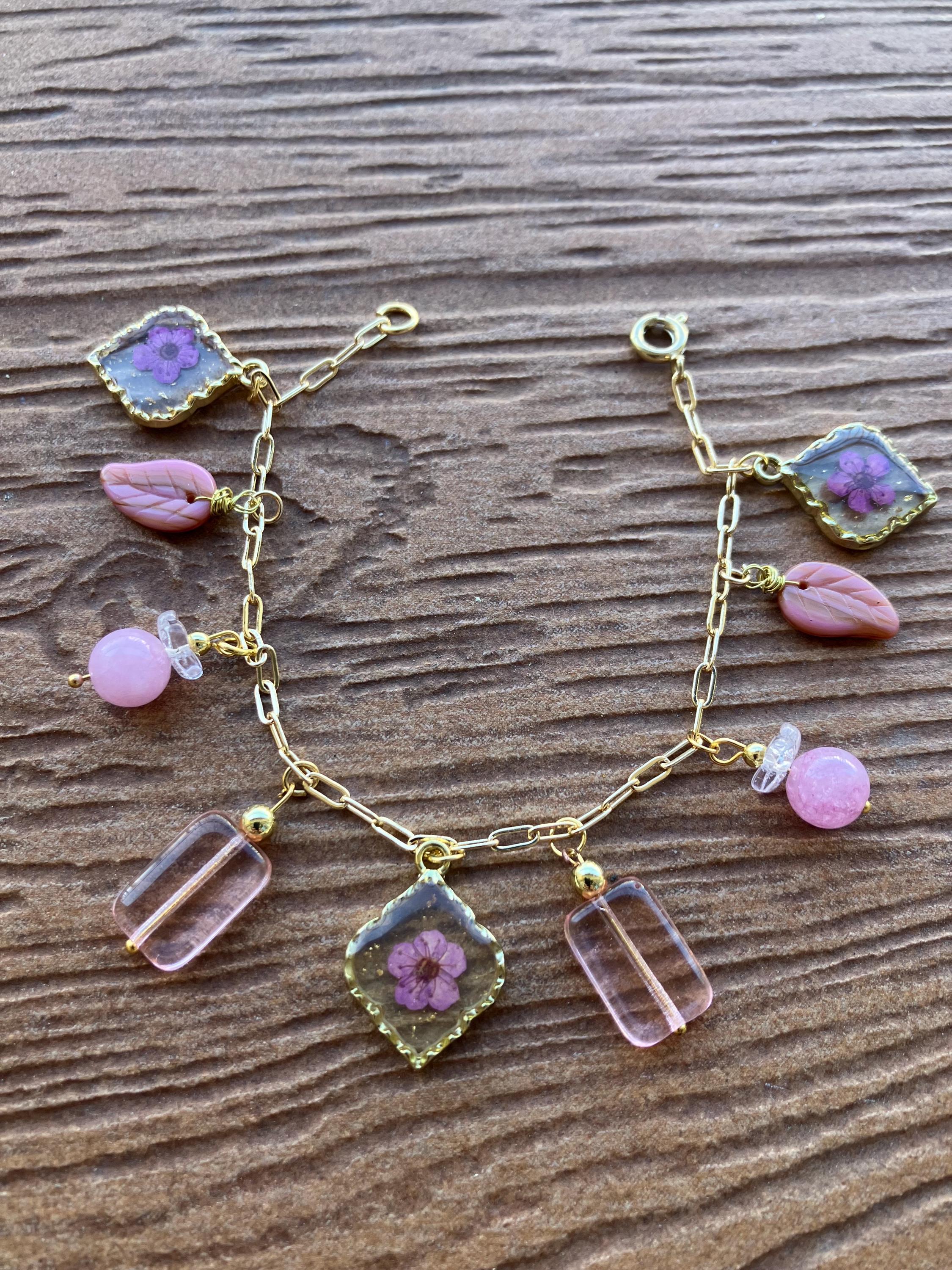 bracelet breloques original chaîne maille en plaqué or, semi précieuse jade rose de Madagascar, charms verre vintage fleurs séchées