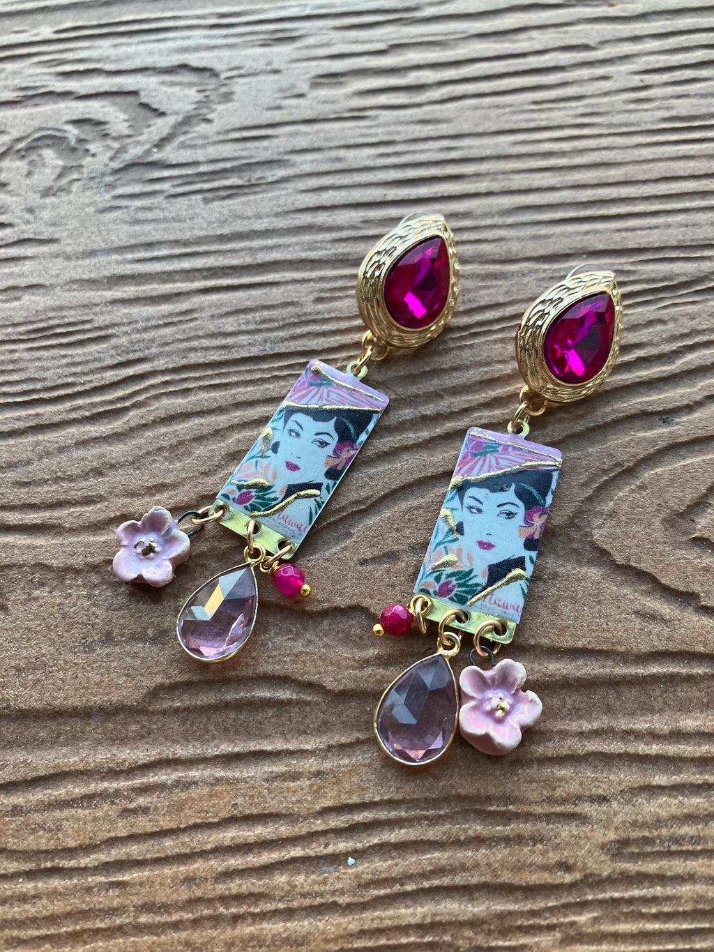 Boucles d oreille japonaises,  en laiton émaillé d art peint, nacre naturelle, quartz et céramique