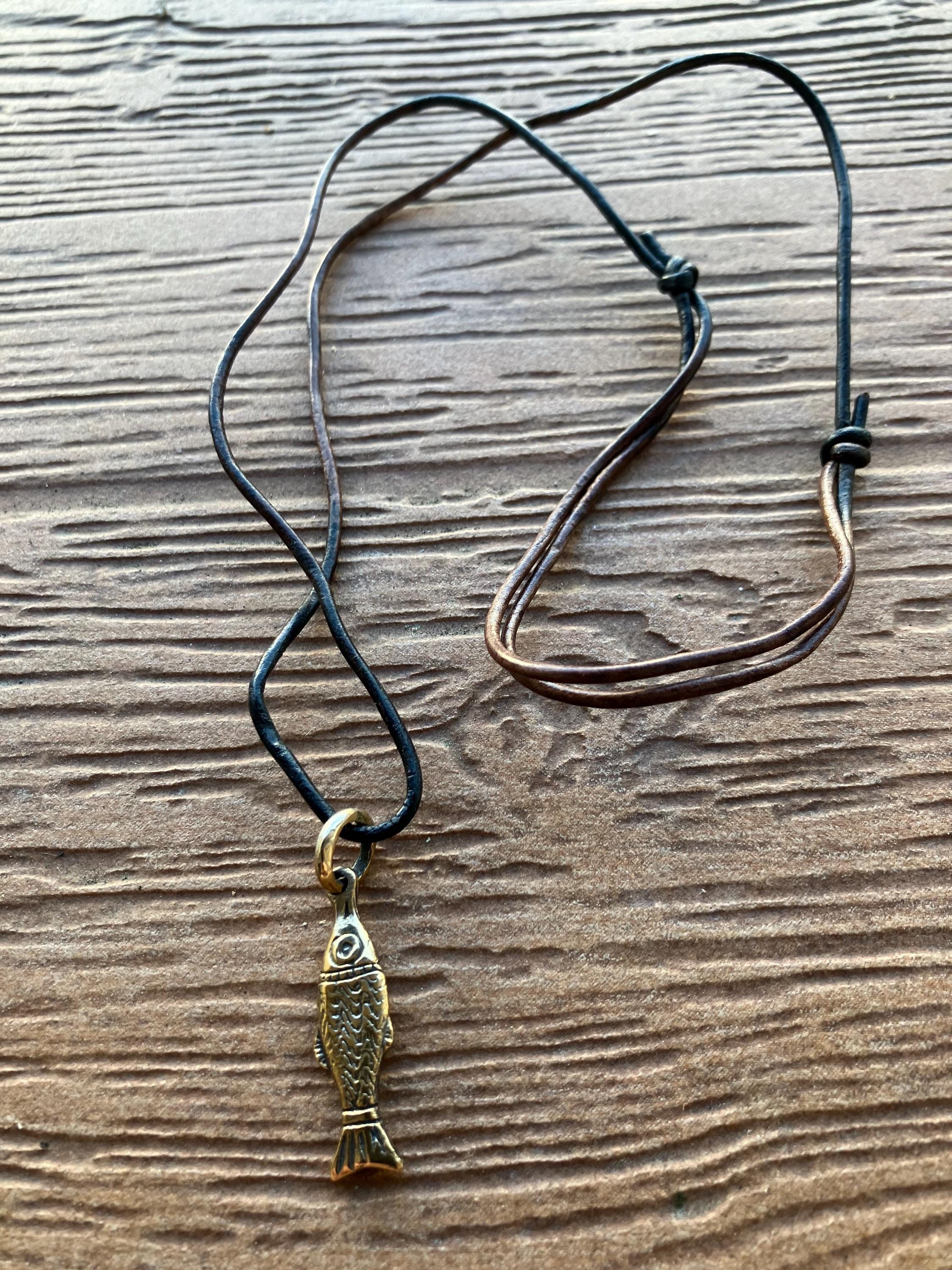 Collection Hommes - collier cordon cuir bicolore avec magnifique pendentif poisson en bronze massif sculpté