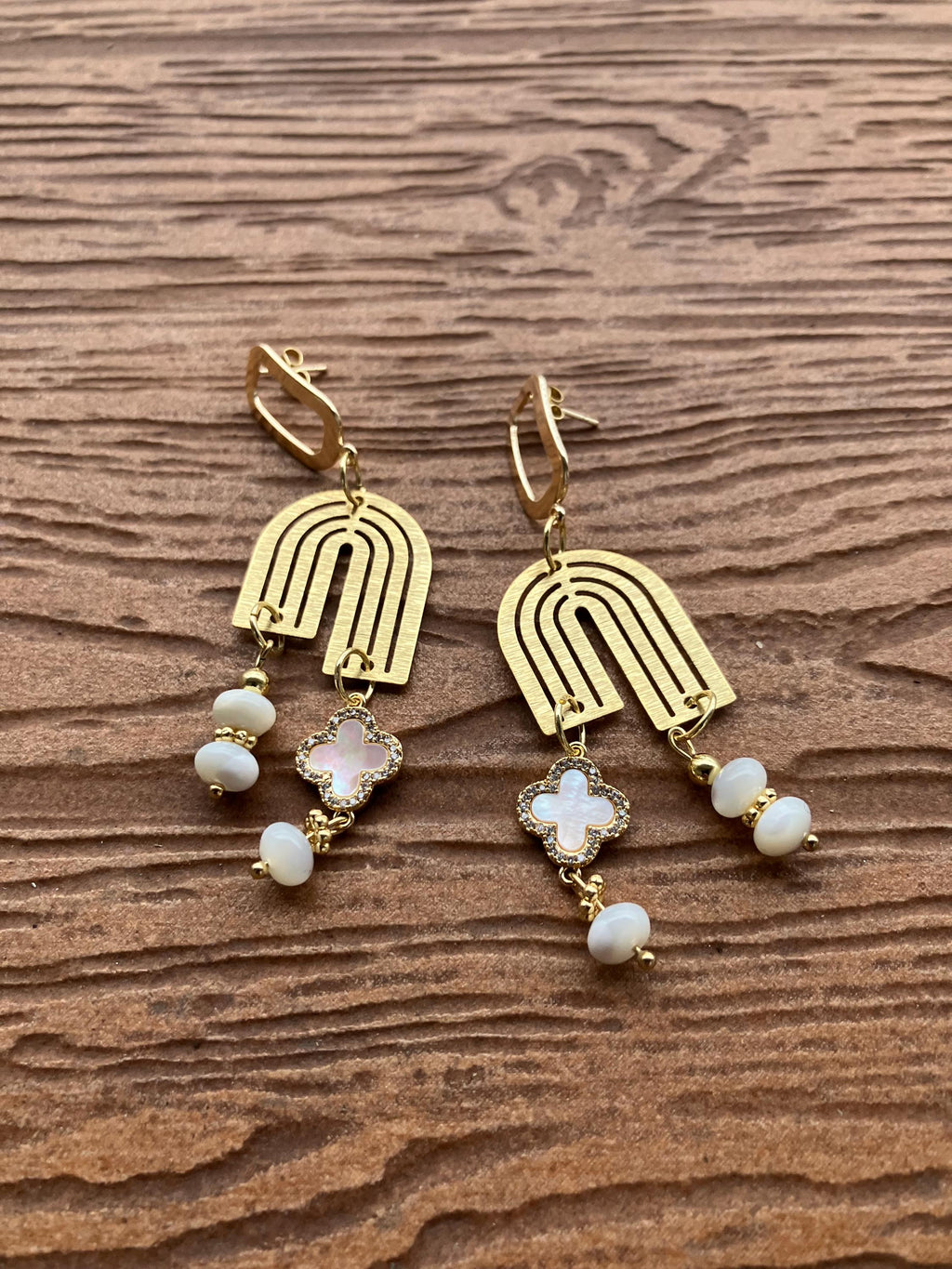 Collection fêtes - Boucles modernes chic en plaqué or, nacre et coquillage naturel