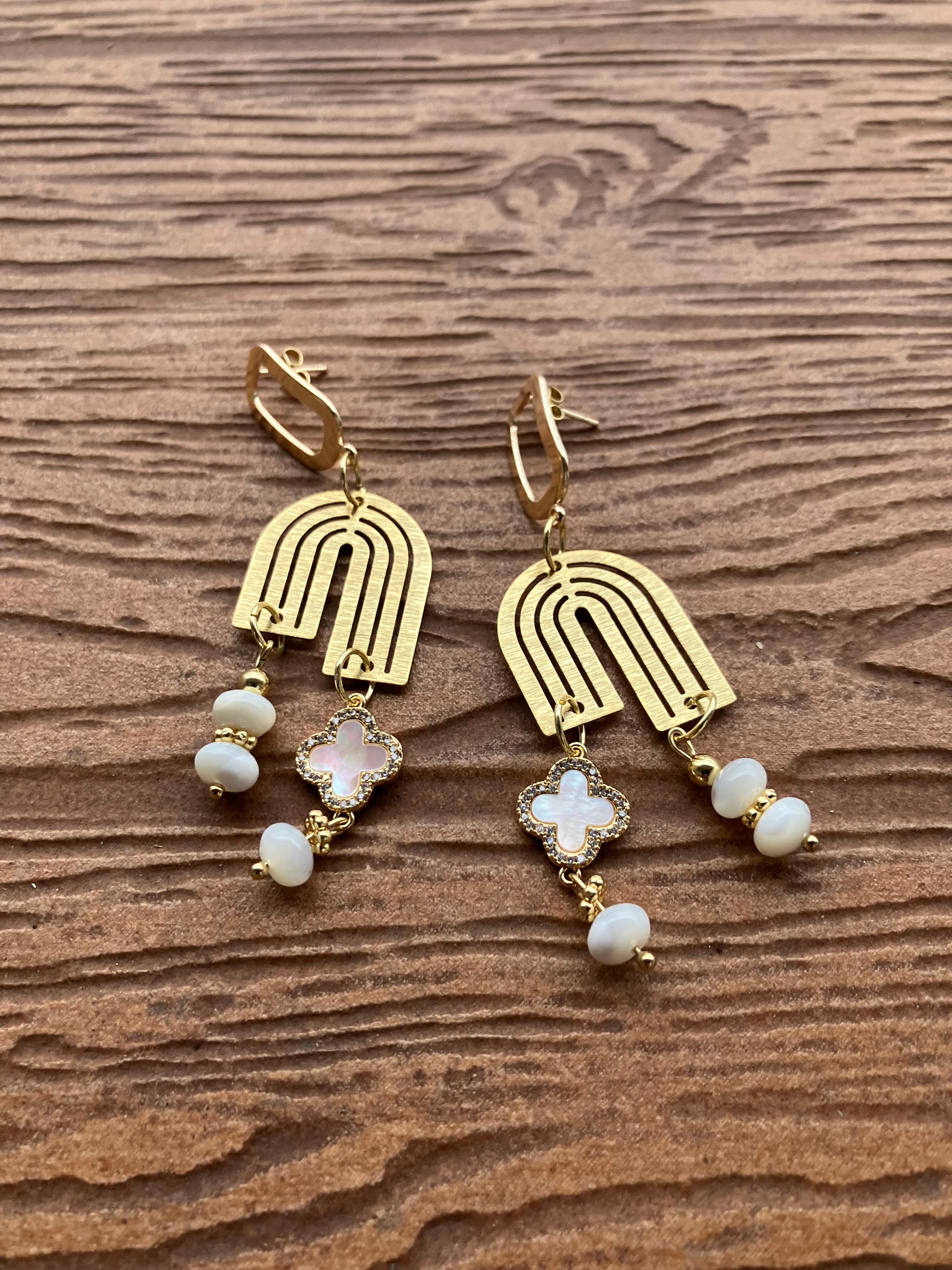 Collection fêtes - Boucles modernes chic en plaqué or, nacre et coquillage naturel