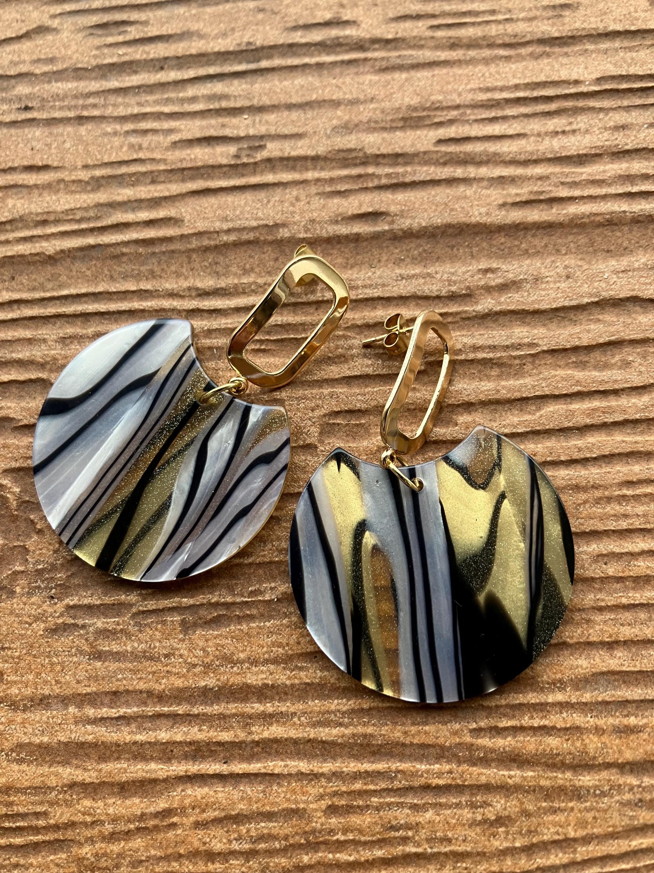 Boucles ethniques chic en plaqué or et résine acétate zèbre