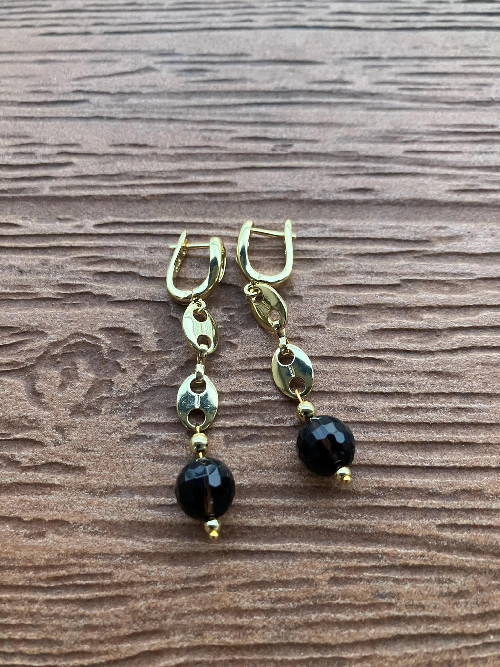 boucles modernes grain de café plaqué or et semi précieuse quartz fume facette