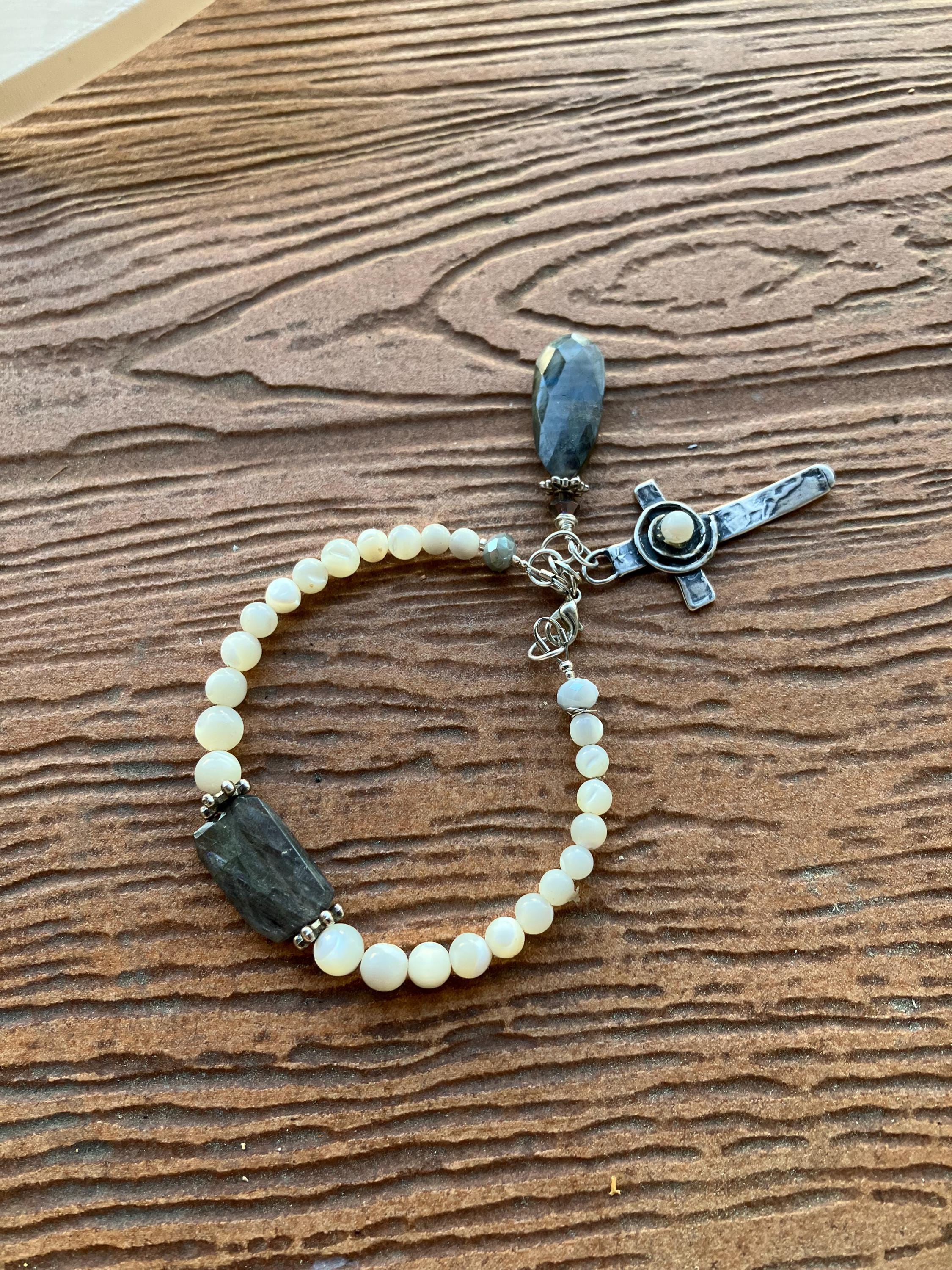 Bracelet, Bracelet chic minimaliste, semi precieuses, bracelet nacre naturelle, labradorite, bracelet chic, fête des meres