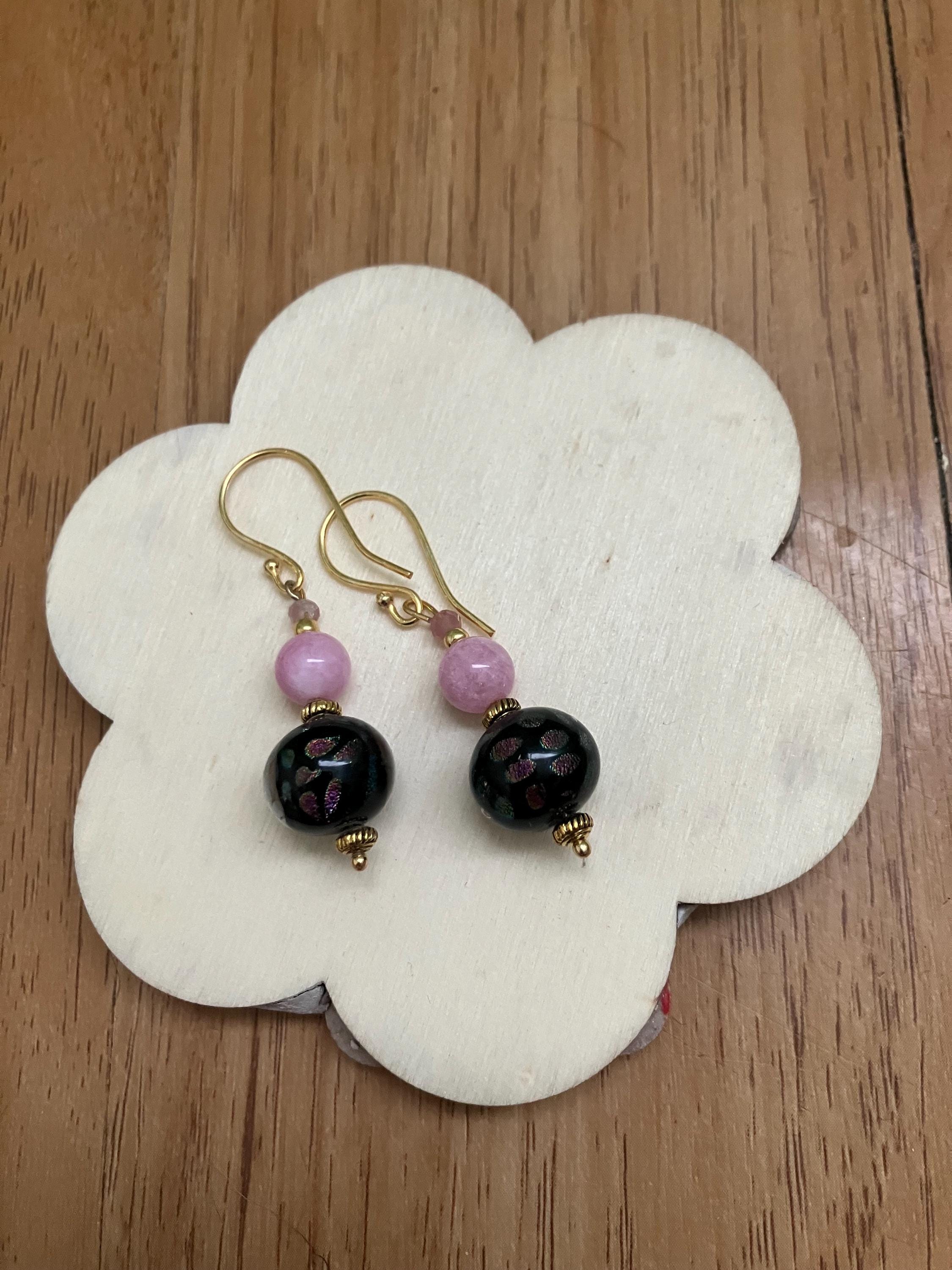 Boucles, Boucles noires, boucles roses,  semi précieuse, quartz rose de Madagascar, verre filé d art au chalumeau, laiton doré à l or fin