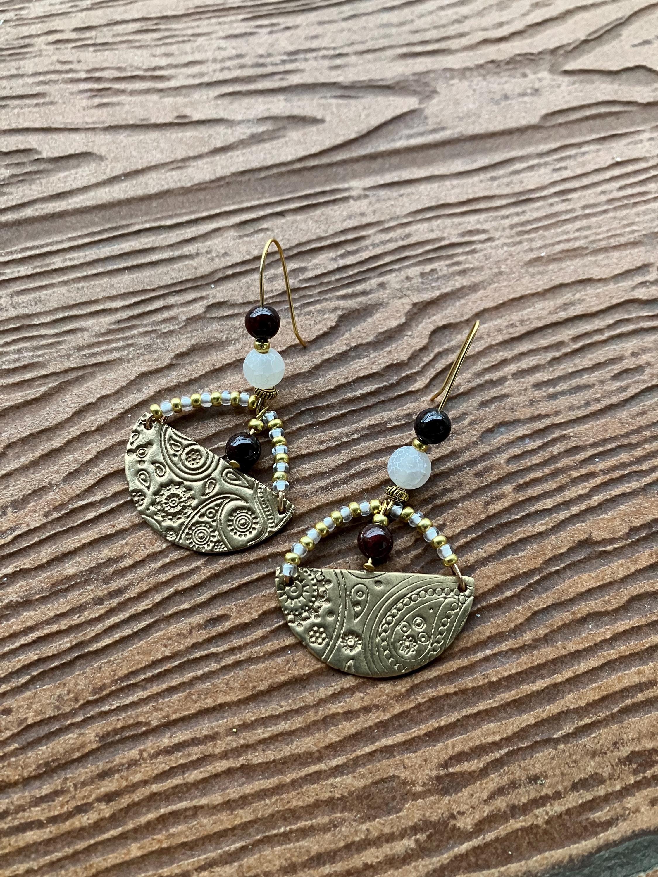 Boucles, Boucles orientales en bronze massif sculpté, semi précieuses grenat et agate blanche craquelée, laiton doré à l or fin 24k