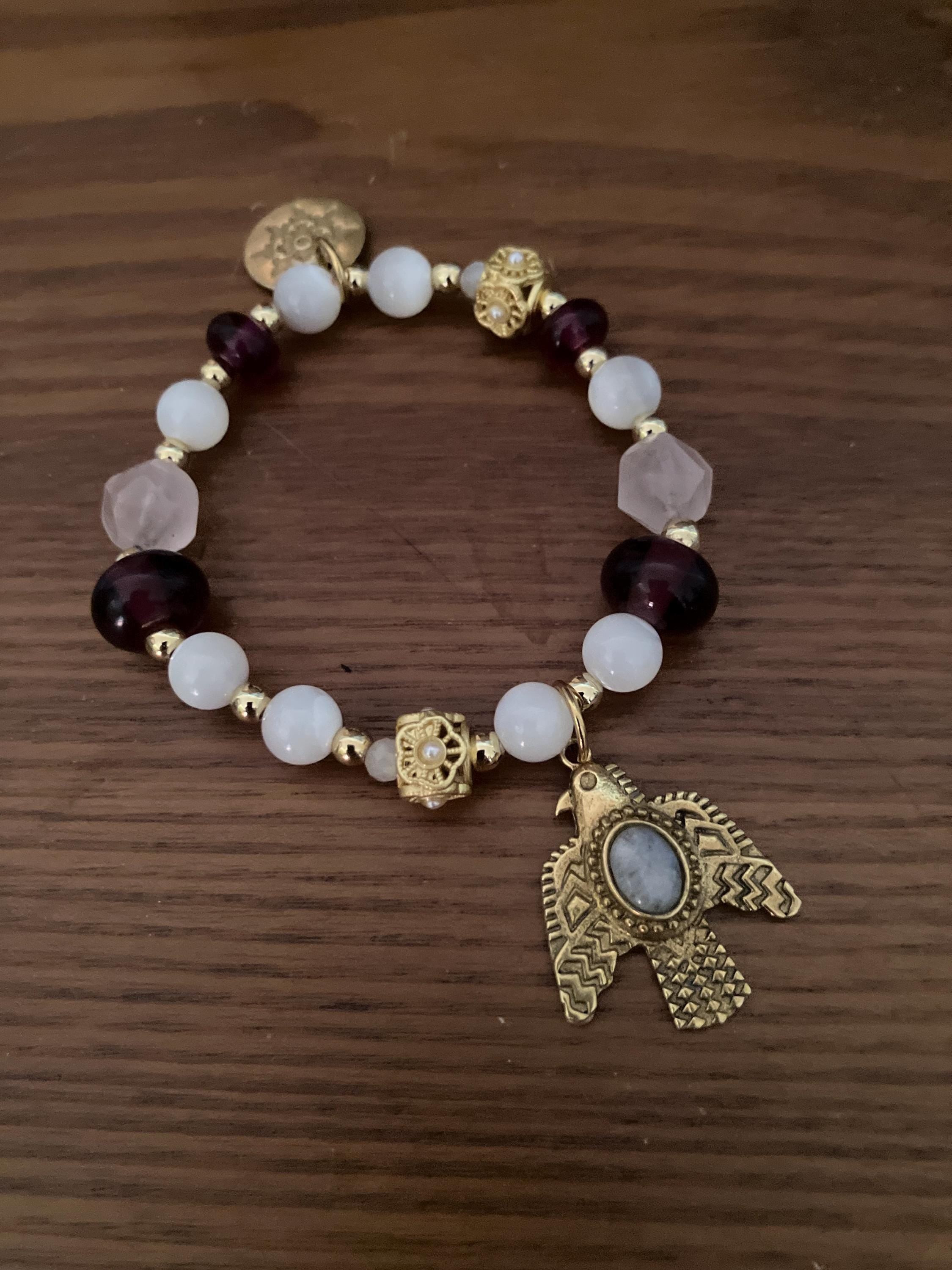 Bracelet chic 3 couleurs blanc prune rose, de pierres semi précieuse quartz rose, nacré naturelle et verre filé d art, avec charm oiseau