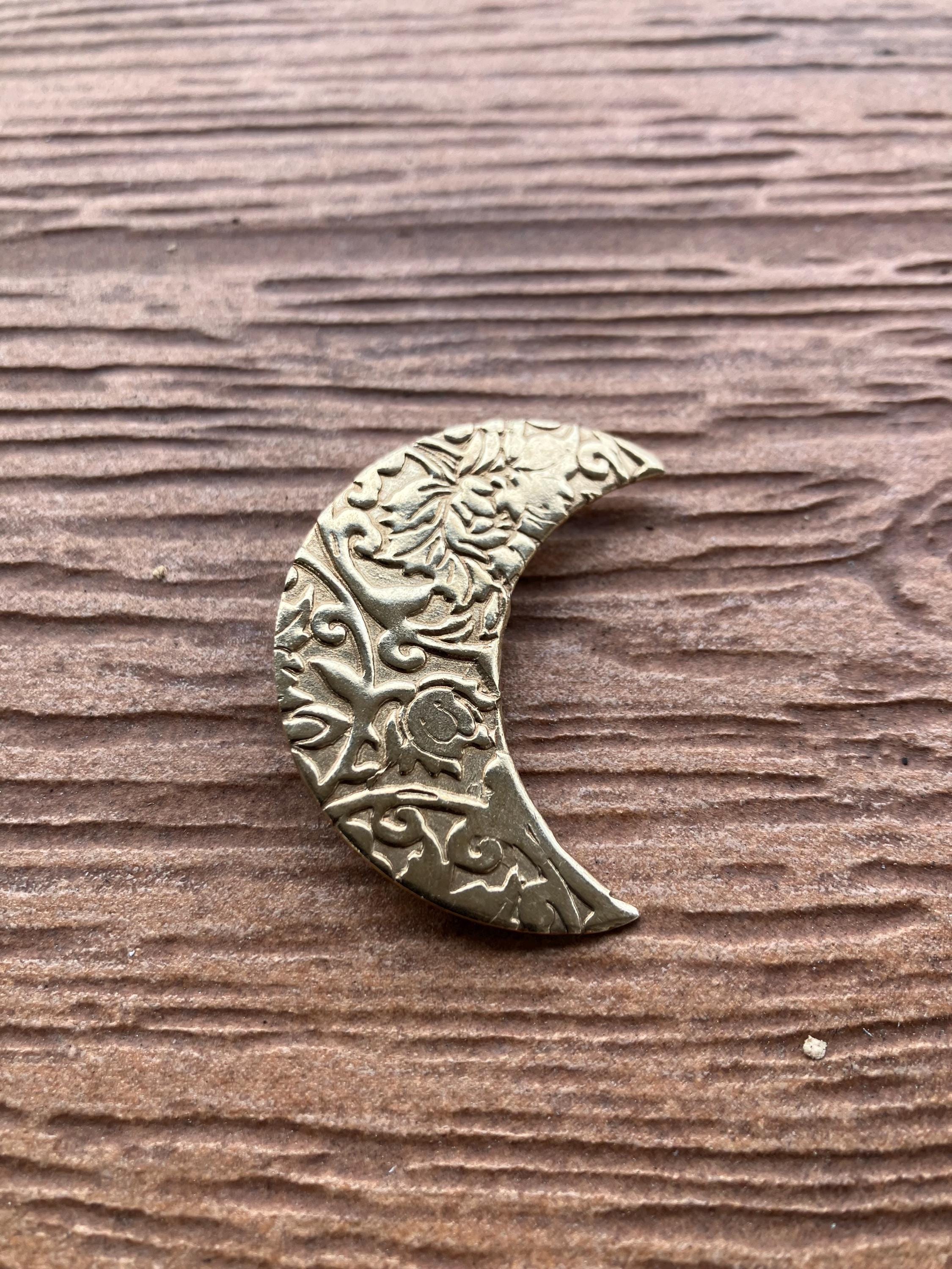 broche artisanale croissant de lune en bronze massif sculpté représentation florale