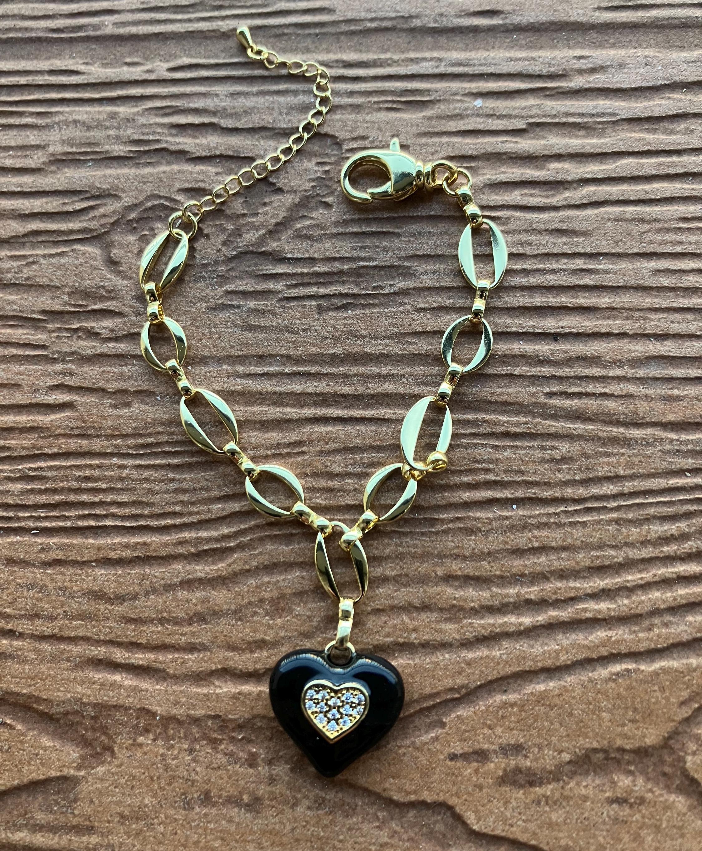 bracelet élégant en laiton 18 carats avec double maillons ovales et son pendentif cœur doré scintillant incrusté sur céramique émaillée