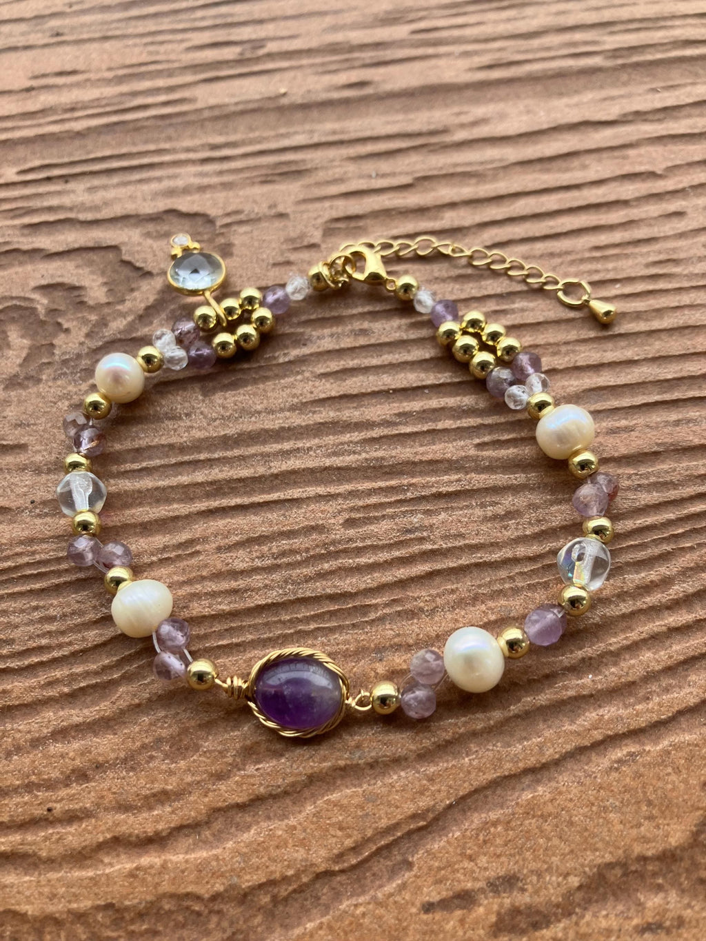bracelet chic semi précieuse blanc mauve et or en semi précieuse améthyste, cacoxenite, cristal de roche, cristal de quartz, plaqué or