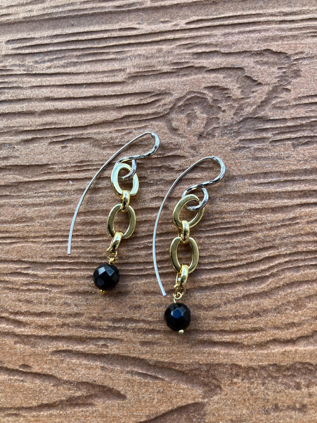 Boucles modernes originales en argent, plaqué or et semi précieuse onyx noir facette