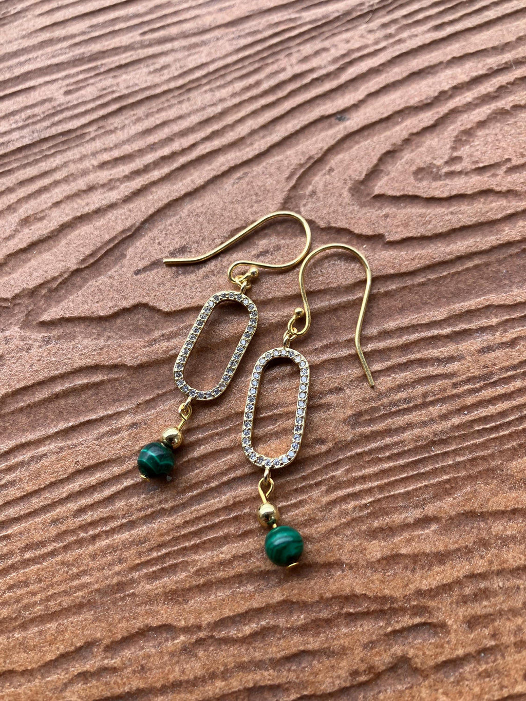 Boucles modernes plaqué or zirconium et perles semi précieuses malachite