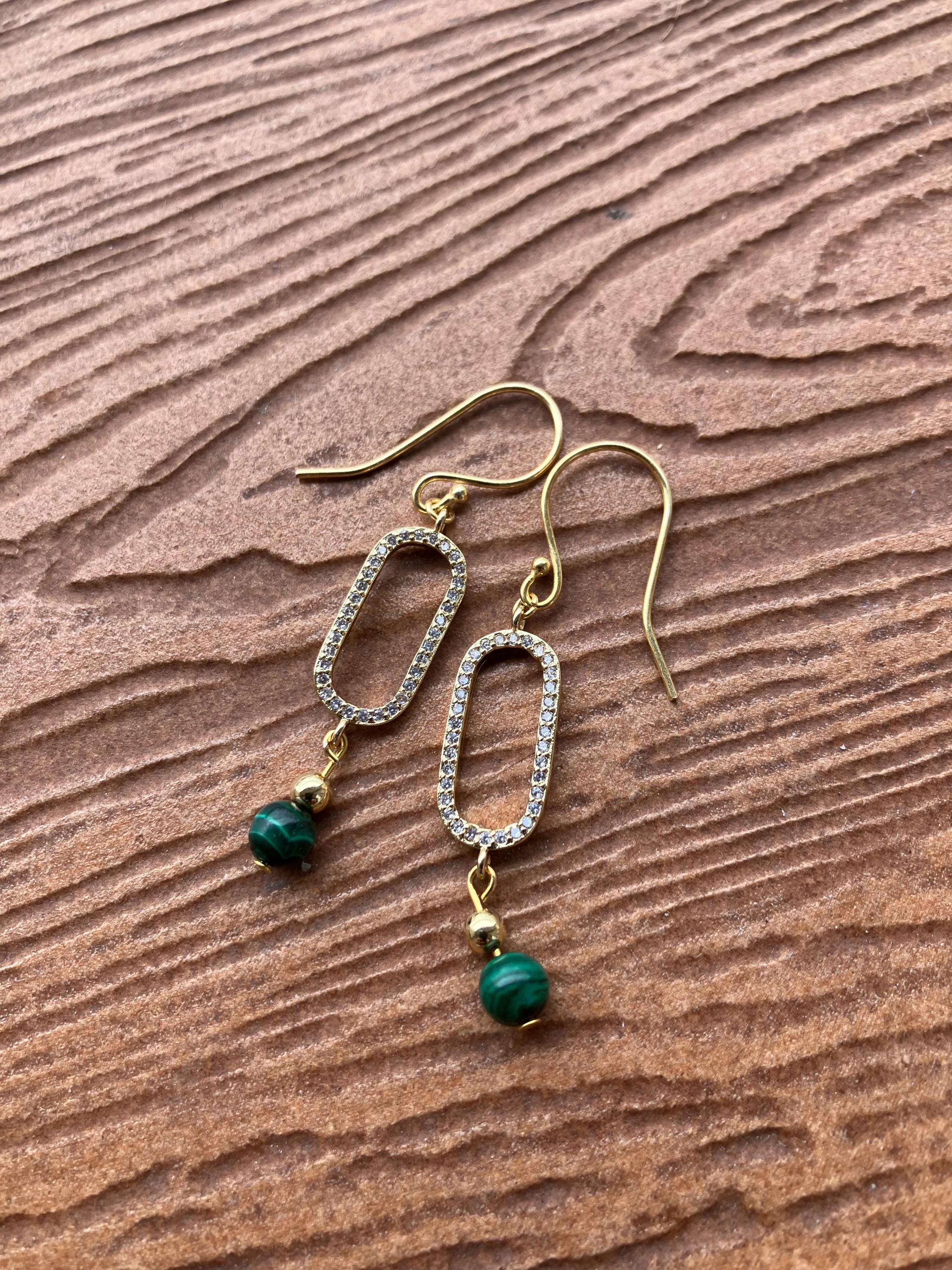 Boucles modernes plaqué or zirconium et perles semi précieuses malachite