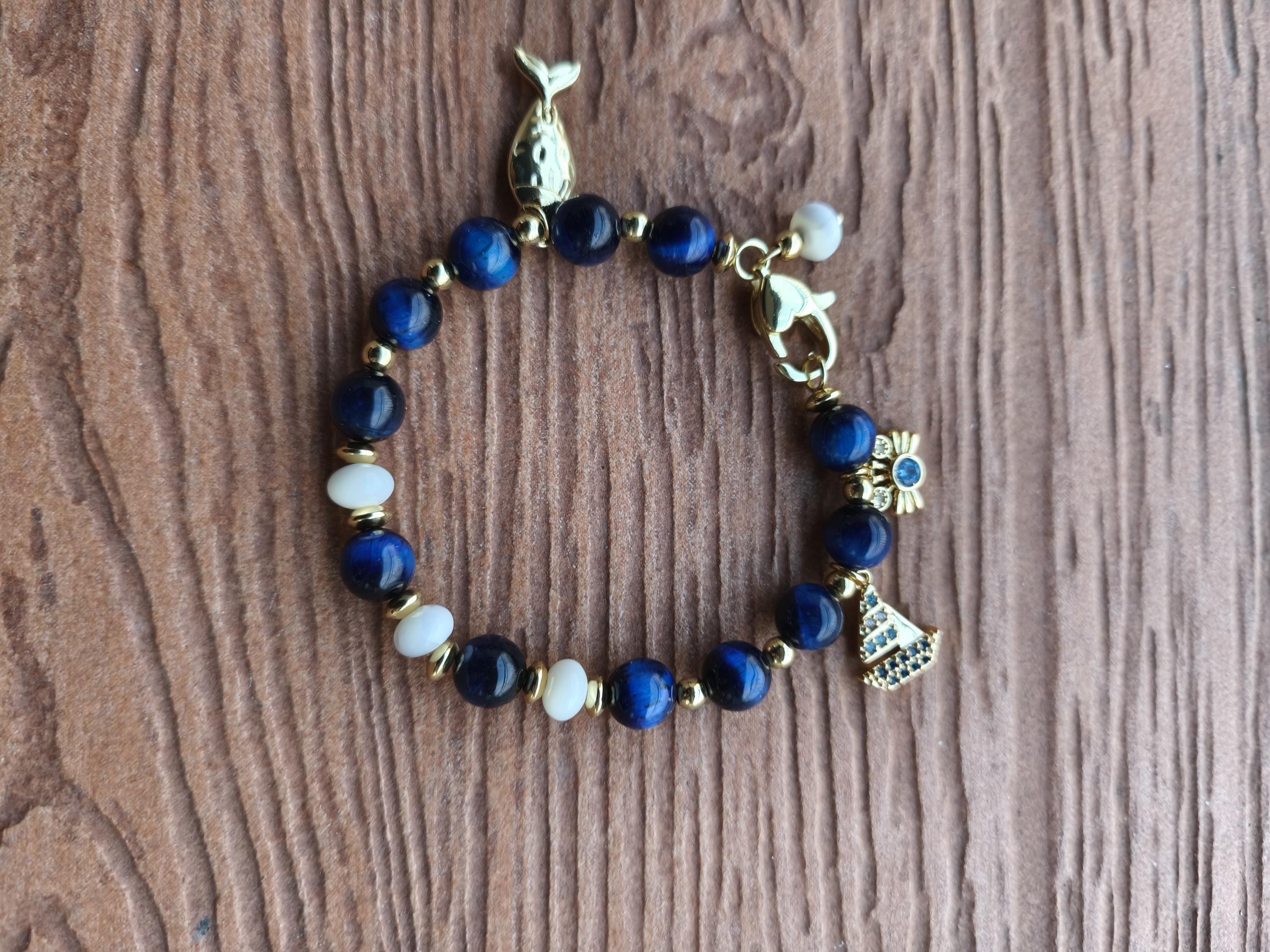 Bracelet chic de pierres semi précieuse en lapis lazuli et coquillage naturel avec ses charms de la mer en plaqué or et strass