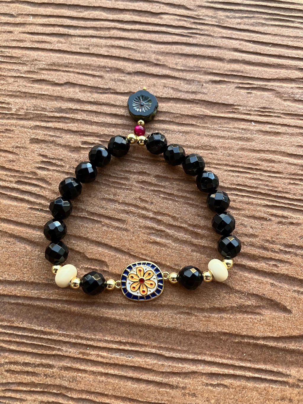 Bracelet bohème chic en plaqué or, semi précieuse onyx noir facette, verre filé d art et émail