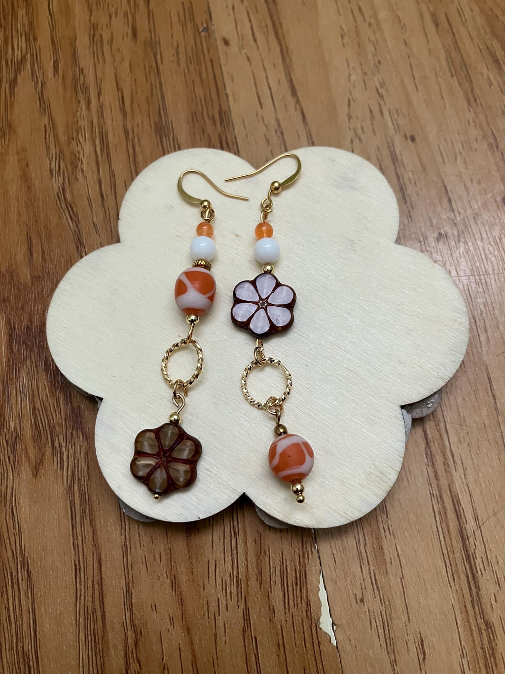 Boucles, longues boucles dépareillées, verre tchèque, verre indien, plaqué or