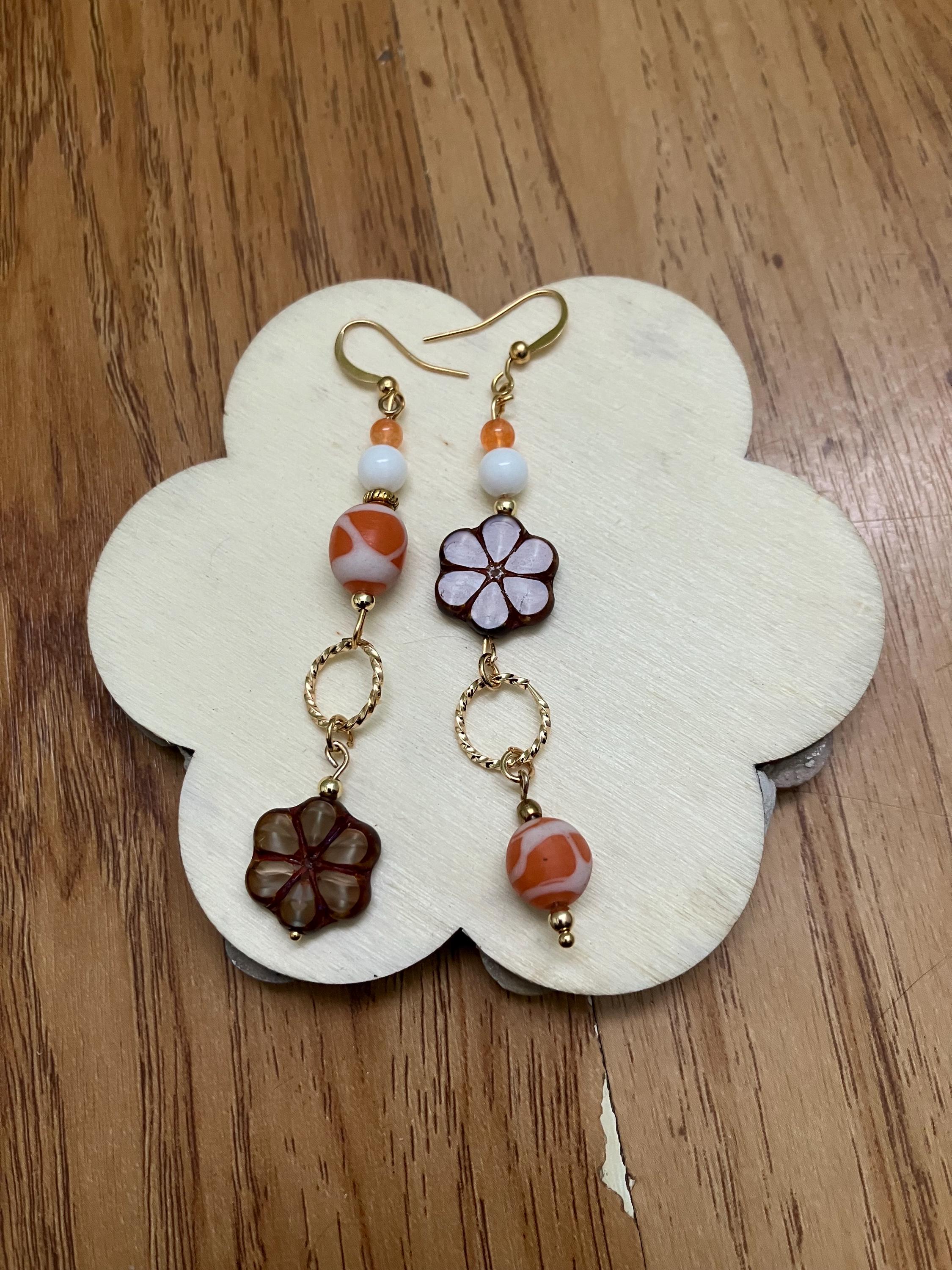 Boucles, longues boucles dépareillées, verre tchèque, verre indien, plaqué or