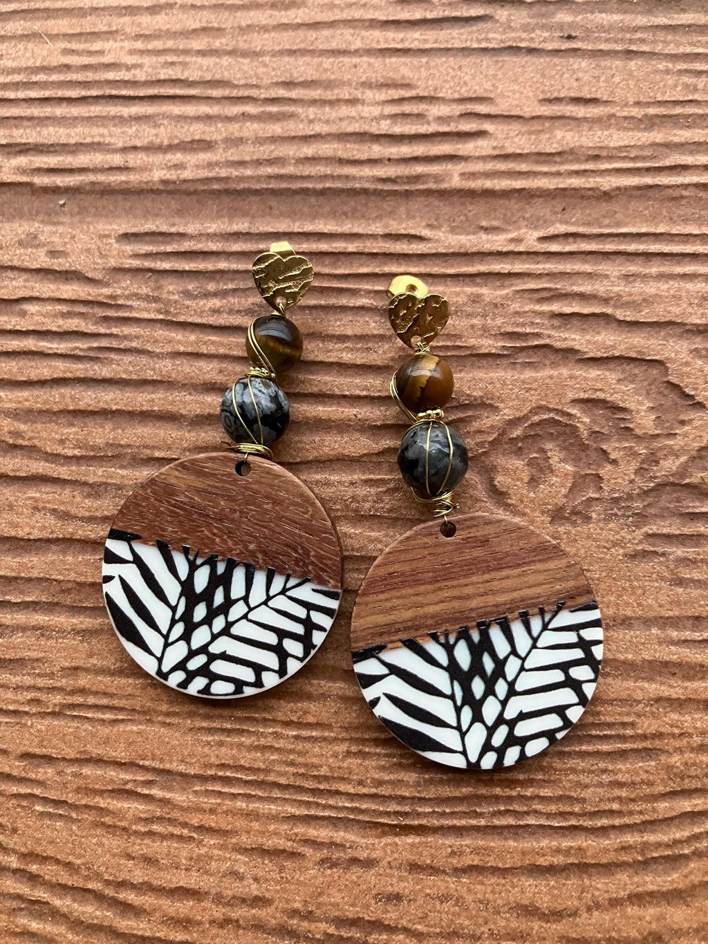 boucles ethniques chic en résine et bois, semi précieuse jaspe gris noir et œil de tigre marron