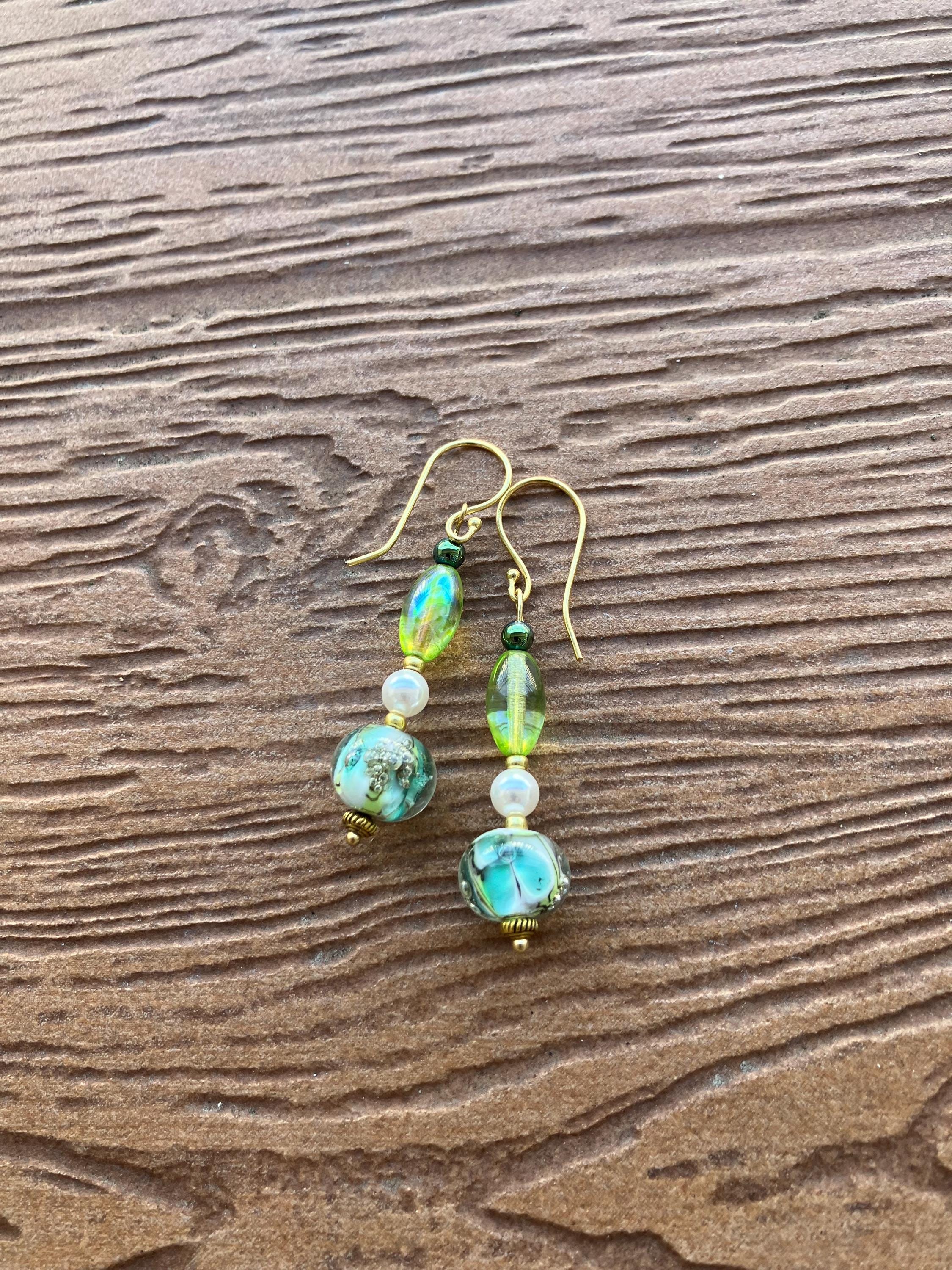 Boucles, Boucles tendance, laiton doré à l or fin, verre filé au chalumeau, nacre Swarovski, verre tchèque, hématite