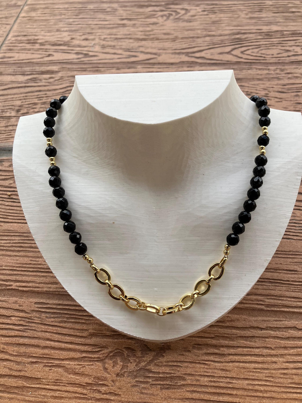 collier original bi matière plaqué or et semi précieuse onyx noir facette