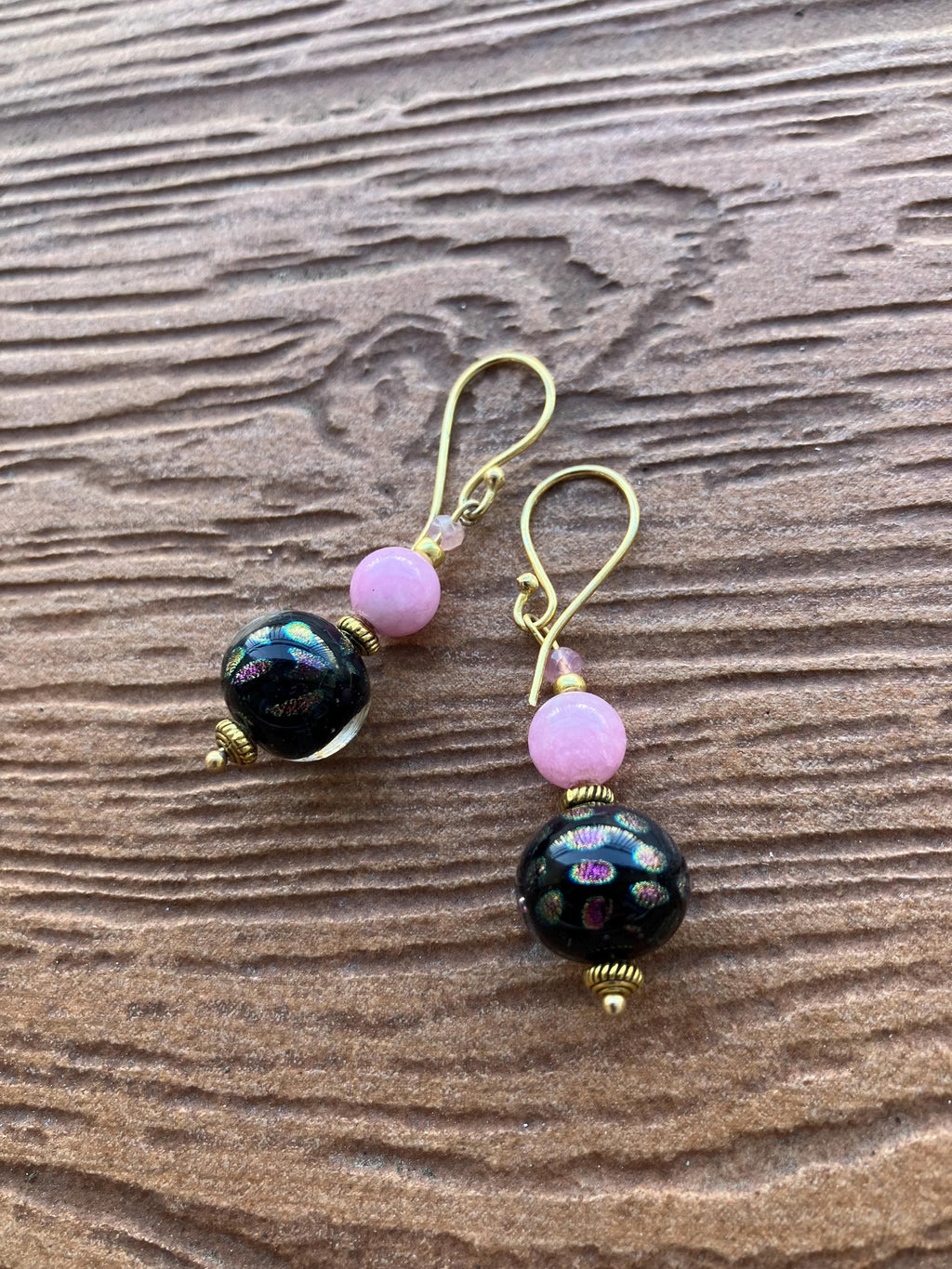 Boucles, Boucles noires, boucles roses,  semi précieuse, quartz rose de Madagascar, verre filé d art au chalumeau, laiton doré à l or fin