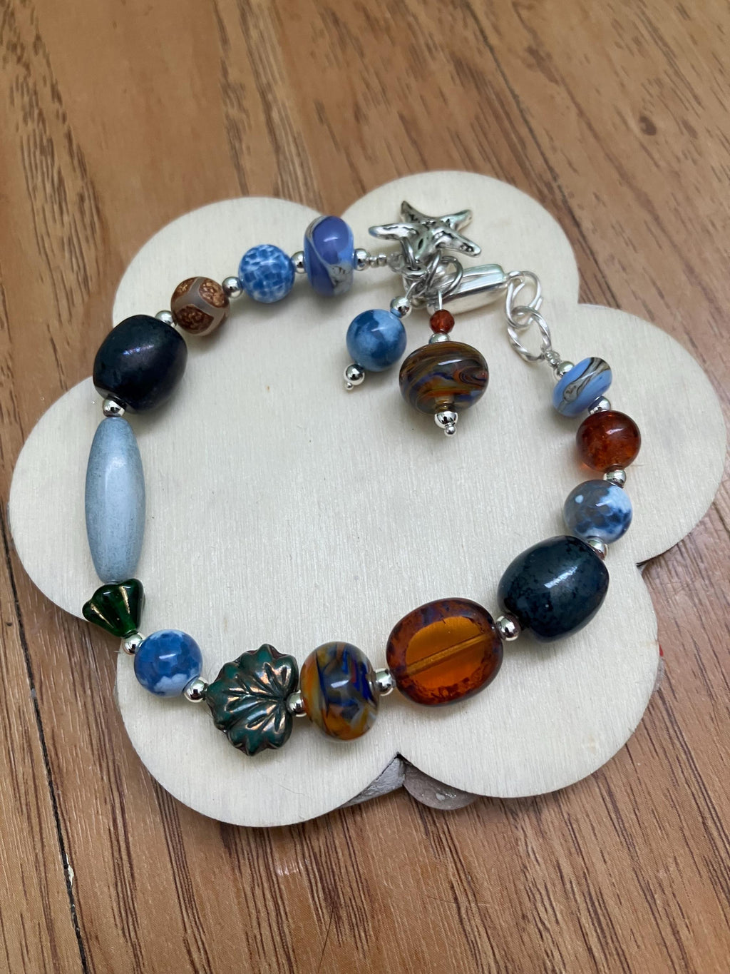 Bracelet, bracelet été, bleu, orange, semi precieuse, agate feu, agate tibétaine, verre filé d art