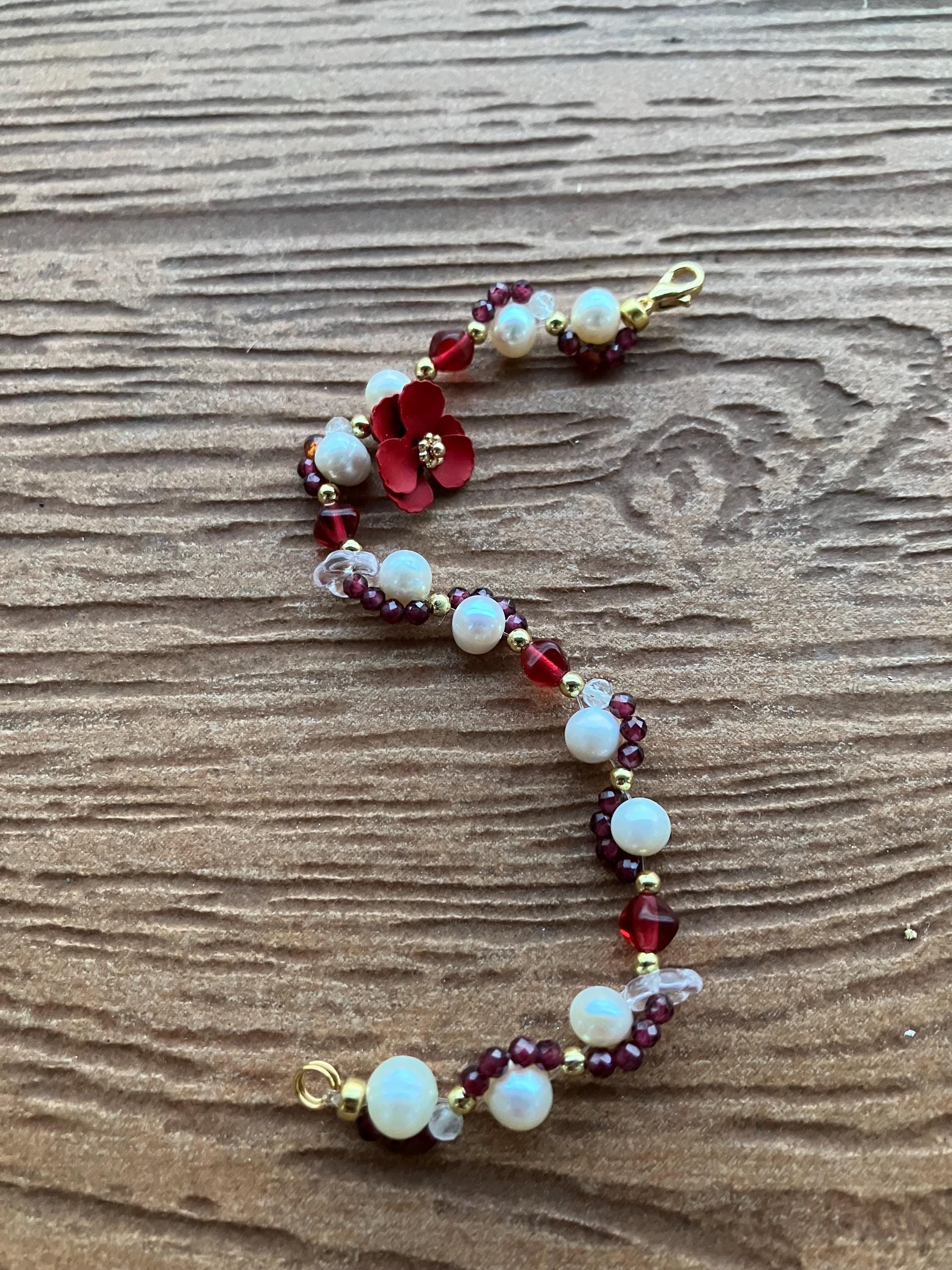 bracelet torsadé rouge or et blanc de perles semi précieuse facettées grenat, cristal de roche, verre tchèque, plaque or