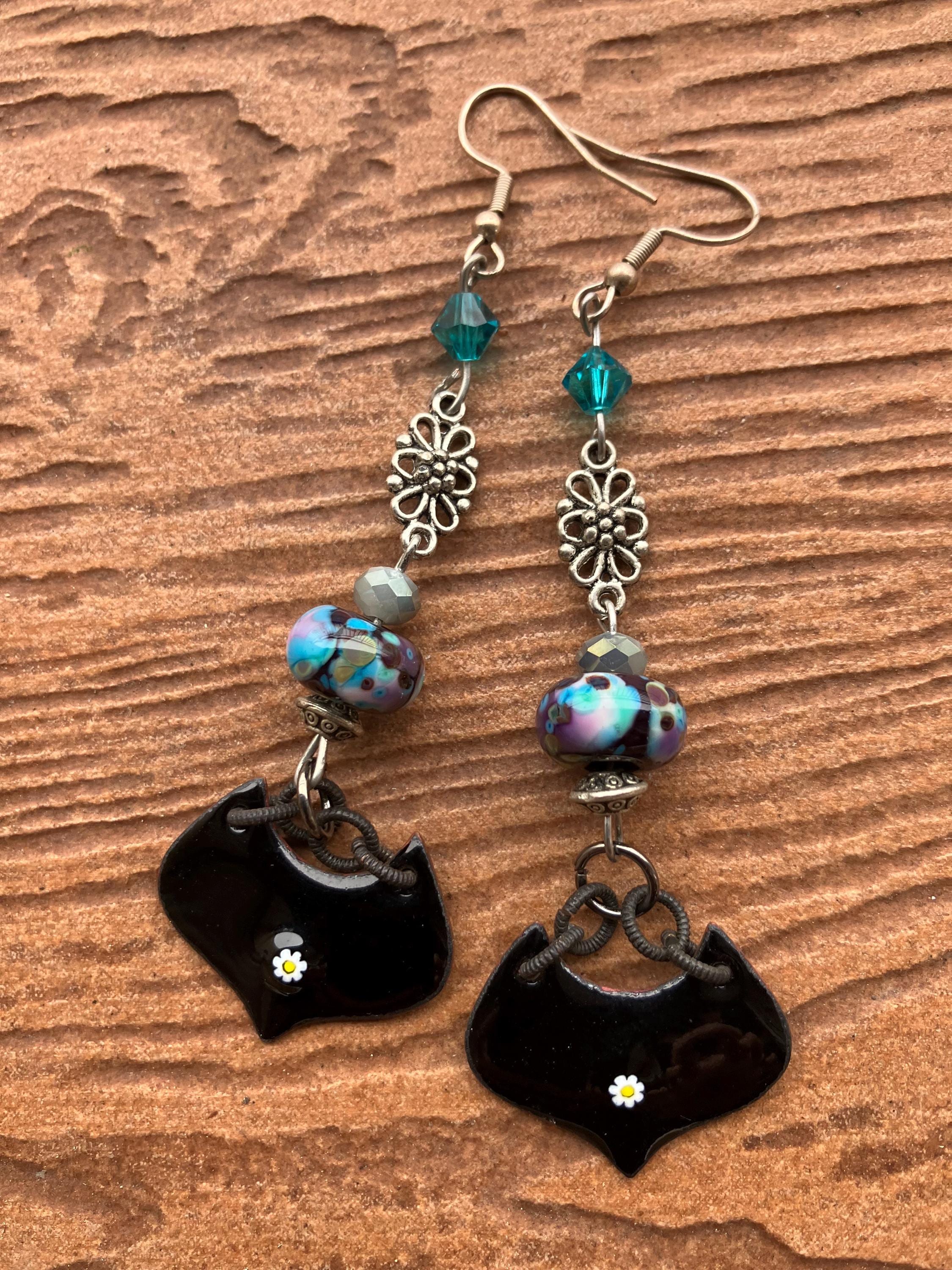 boucles pendantes noire et bleue en cuivre émaillé d art, verre filé au chalumeau, cristal Swarovski et laiton argent antique