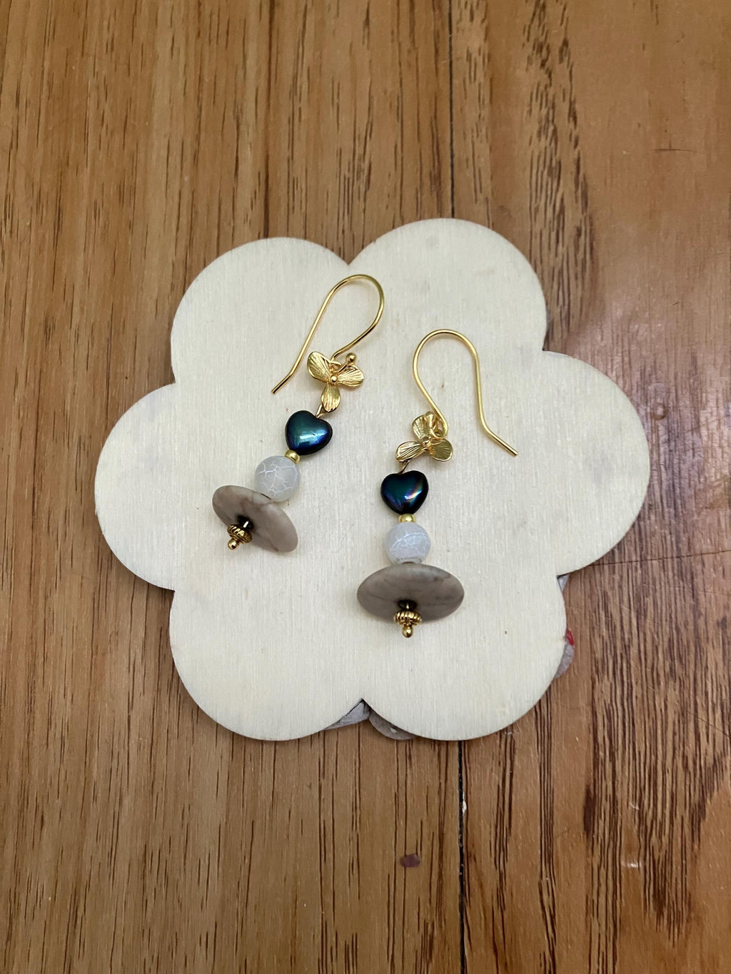 Boucles, boucles d oreilles fleur en laiton doré à l or fin 24k et semi précieuse agate craquelé, galets naturels